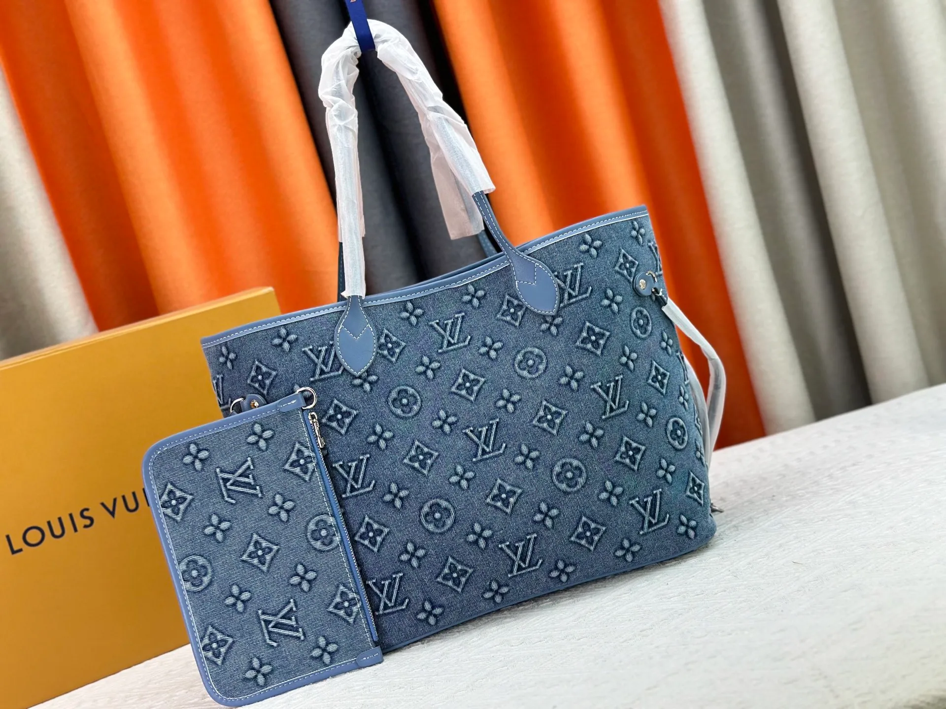 P340 upgraded original M40995 embossed denim shopping bag💋💋Louis Vuitton's new Neverfull is a new interpretation of the classic handbag and explore the exquisite details inside the bag. Redesigned interior pockets feature fresh fabric linings and vintage details inspired by the Louis Vuitton archives, most notably the detachable zippered clutch, which can be used on its own as a sophisticated clutch or as an additional pocket. Bright lining tones add a more lively feel to Monogram's classic canvas. Size: 32*29*17 cm