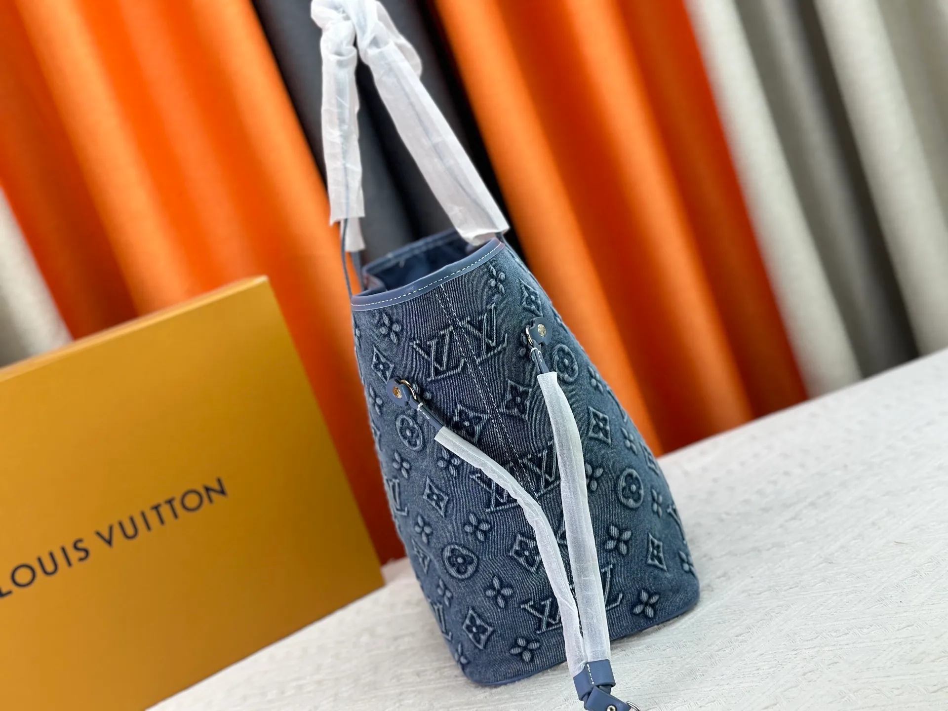 P340 upgraded original M40995 embossed denim shopping bag💋💋Louis Vuitton's new Neverfull is a new interpretation of the classic handbag and explore the exquisite details inside the bag. Redesigned interior pockets feature fresh fabric linings and vintage details inspired by the Louis Vuitton archives, most notably the detachable zippered clutch, which can be used on its own as a sophisticated clutch or as an additional pocket. Bright lining tones add a more lively feel to Monogram's classic canvas. Size: 32*29*17 cm