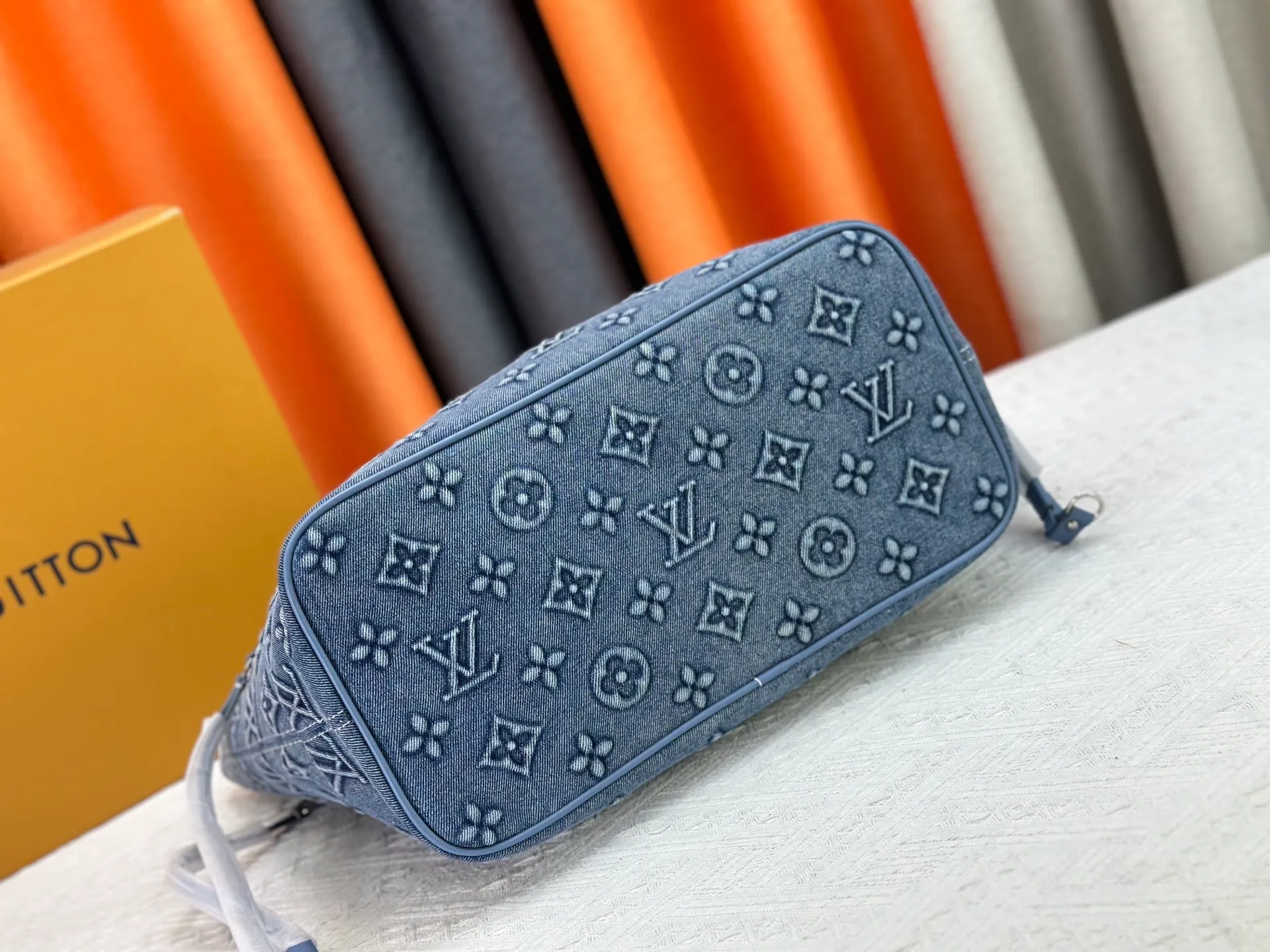 P340 upgraded original M40995 embossed denim shopping bag💋💋Louis Vuitton's new Neverfull is a new interpretation of the classic handbag and explore the exquisite details inside the bag. Redesigned interior pockets feature fresh fabric linings and vintage details inspired by the Louis Vuitton archives, most notably the detachable zippered clutch, which can be used on its own as a sophisticated clutch or as an additional pocket. Bright lining tones add a more lively feel to Monogram's classic canvas. Size: 32*29*17 cm