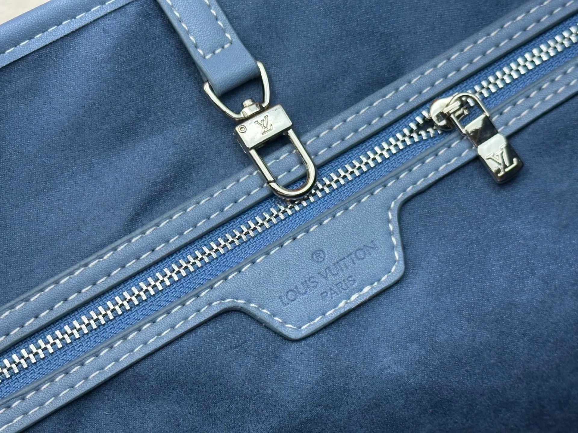 P340 upgraded original M40995 embossed denim shopping bag💋💋Louis Vuitton's new Neverfull is a new interpretation of the classic handbag and explore the exquisite details inside the bag. Redesigned interior pockets feature fresh fabric linings and vintage details inspired by the Louis Vuitton archives, most notably the detachable zippered clutch, which can be used on its own as a sophisticated clutch or as an additional pocket. Bright lining tones add a more lively feel to Monogram's classic canvas. Size: 32*29*17 cm