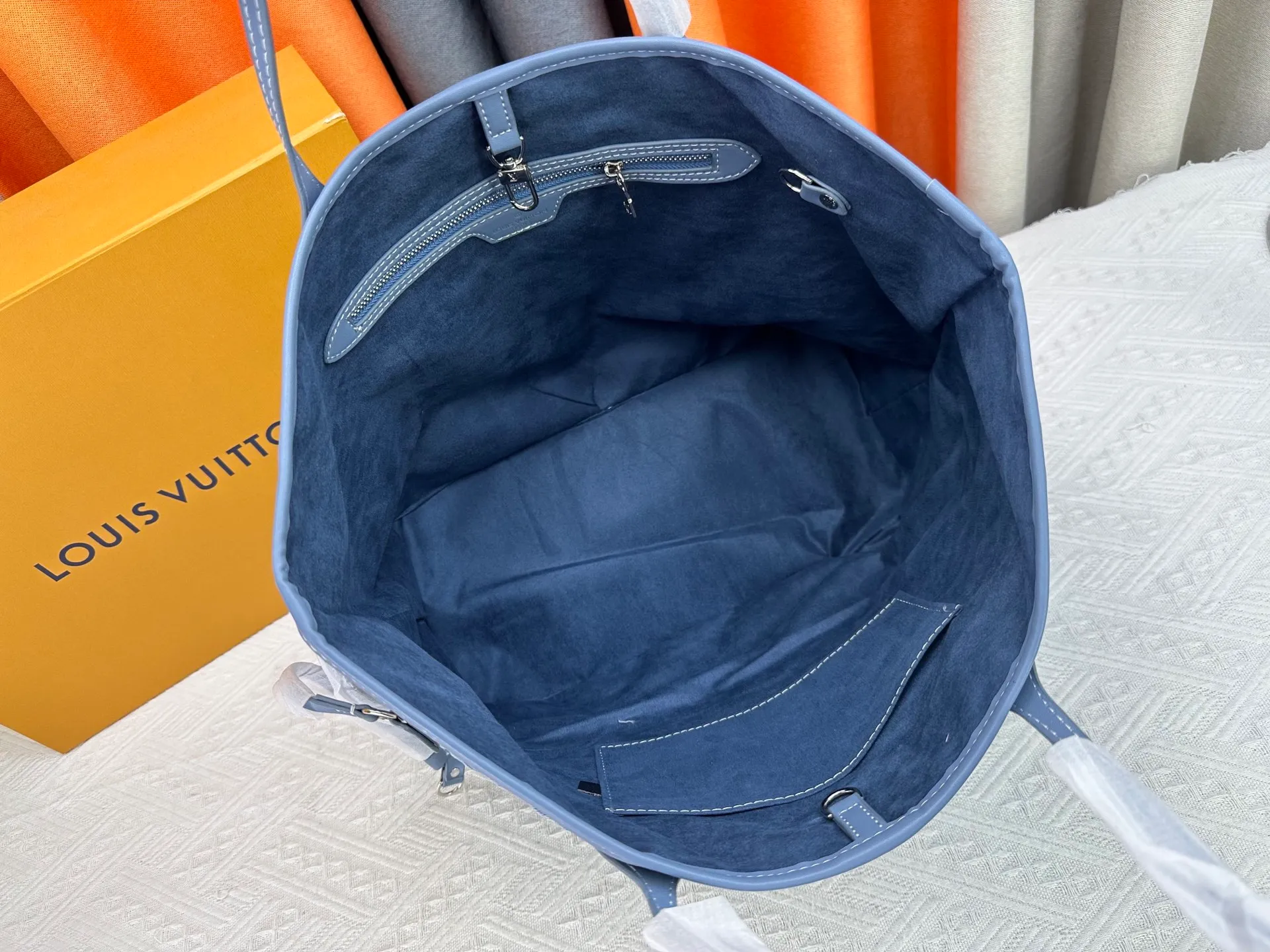 P340 upgraded original M40995 embossed denim shopping bag💋💋Louis Vuitton's new Neverfull is a new interpretation of the classic handbag and explore the exquisite details inside the bag. Redesigned interior pockets feature fresh fabric linings and vintage details inspired by the Louis Vuitton archives, most notably the detachable zippered clutch, which can be used on its own as a sophisticated clutch or as an additional pocket. Bright lining tones add a more lively feel to Monogram's classic canvas. Size: 32*29*17 cm