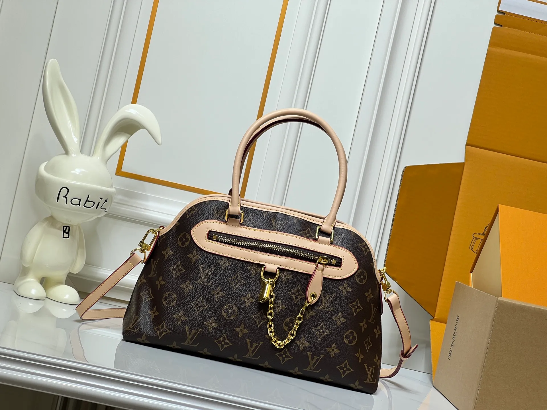 Batch 280💰Small size M15208 M25774 This Louis Vuitton Ever More PM handbag is made of classic Monogram canvas, with light-colored cowhide trim, decorated with a metal chain and padlock design, and has both hand and shoulder functions. It is the brand's modern interpretation of retro bags, integrating classic elements and contemporary design, showing an elegant retro style in the 2025 retro trend. It is suitable for daily commuting, leisure and other occasions. It is a fashionable and practical item. Large size: 35x22x15cm. Small size: 28x18x12cm