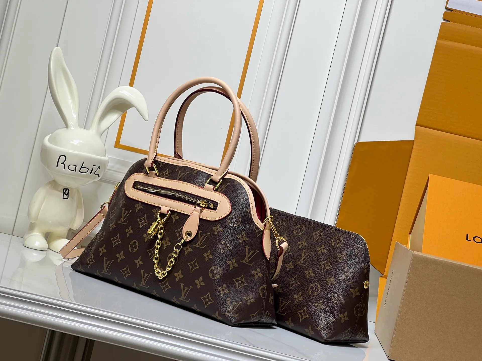 Batch 280💰Small size M15208 M25774 This Louis Vuitton Ever More PM handbag is made of classic Monogram canvas, with light-colored cowhide trim, decorated with a metal chain and padlock design, and has both hand and shoulder functions. It is the brand's modern interpretation of retro bags, integrating classic elements and contemporary design, showing an elegant retro style in the 2025 retro trend. It is suitable for daily commuting, leisure and other occasions. It is a fashionable and practical item. Large size: 35x22x15cm. Small size: 28x18x12cm
