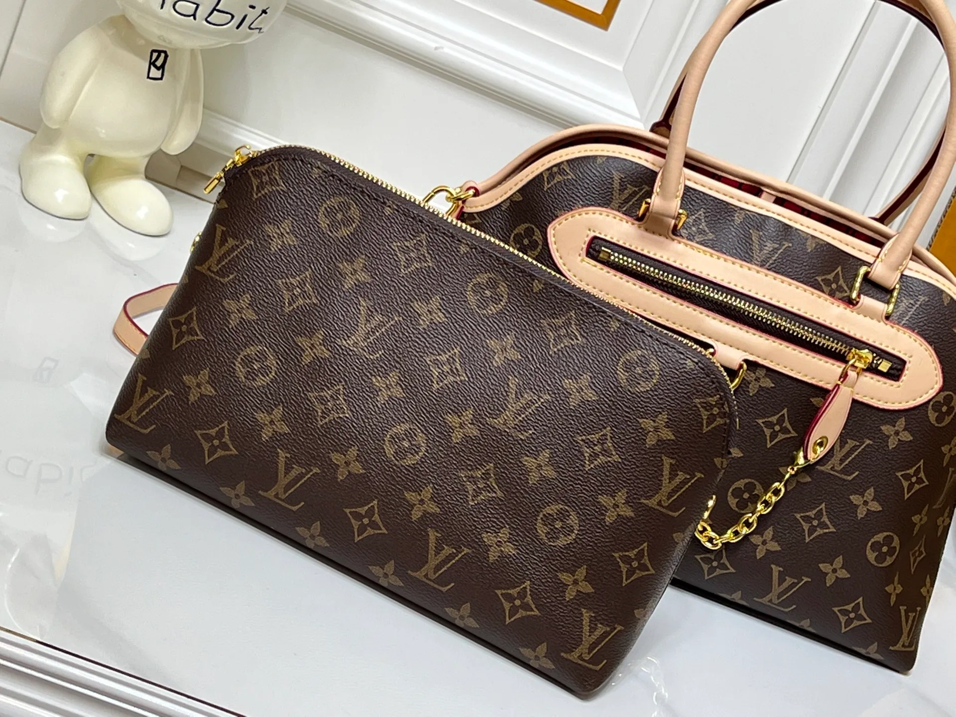 Batch 280💰Small size M15208 M25774 This Louis Vuitton Ever More PM handbag is made of classic Monogram canvas, with light-colored cowhide trim, decorated with a metal chain and padlock design, and has both hand and shoulder functions. It is the brand's modern interpretation of retro bags, integrating classic elements and contemporary design, showing an elegant retro style in the 2025 retro trend. It is suitable for daily commuting, leisure and other occasions. It is a fashionable and practical item. Large size: 35x22x15cm. Small size: 28x18x12cm