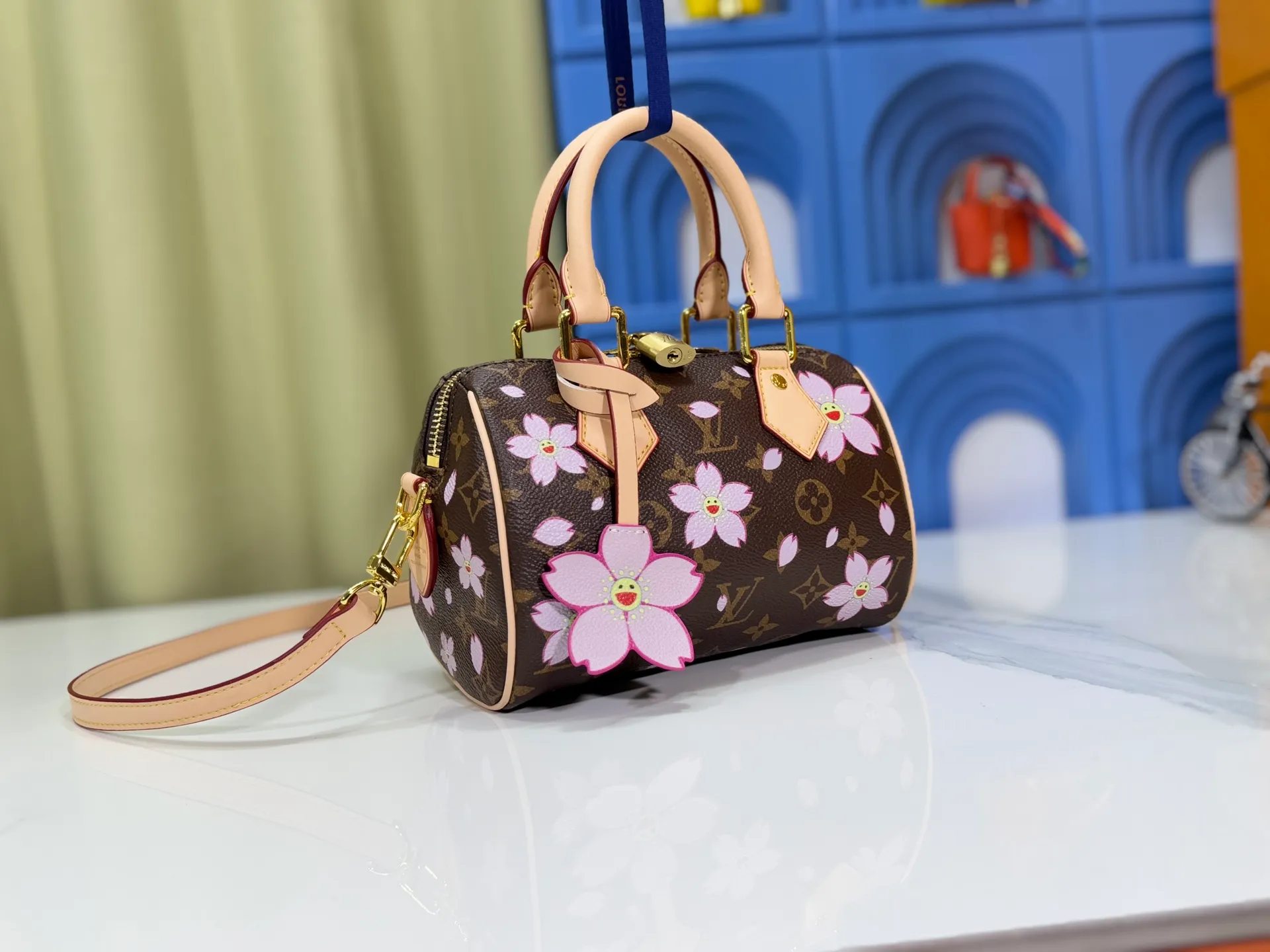 P240 Upgraded original M13805 M13257 M40390 M46234 lv Murakami Takashi co-branded cherry blossom 🌸NANOSPEEDY handbag This Nano Speedy handbag combines Monogram canvas and cow leather trim printing, with 33 colorful colors to interpret white tricolor and black tricolor. It has been launched in twelve pieces and is very popular around the world and is loved by celebrities and celebrities. 20 x 13 x 12 cm