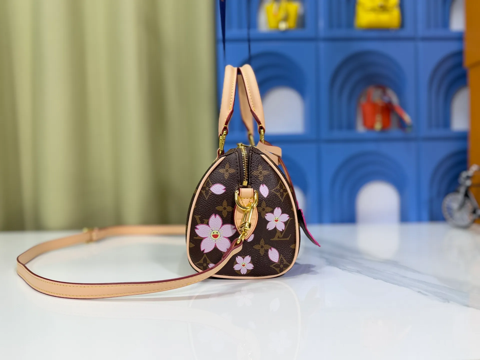 P240 Upgraded original M13805 M13257 M40390 M46234 lv Murakami Takashi co-branded cherry blossom 🌸NANOSPEEDY handbag This Nano Speedy handbag combines Monogram canvas and cow leather trim printing, with 33 colorful colors to interpret white tricolor and black tricolor. It has been launched in twelve pieces and is very popular around the world and is loved by celebrities and celebrities. 20 x 13 x 12 cm