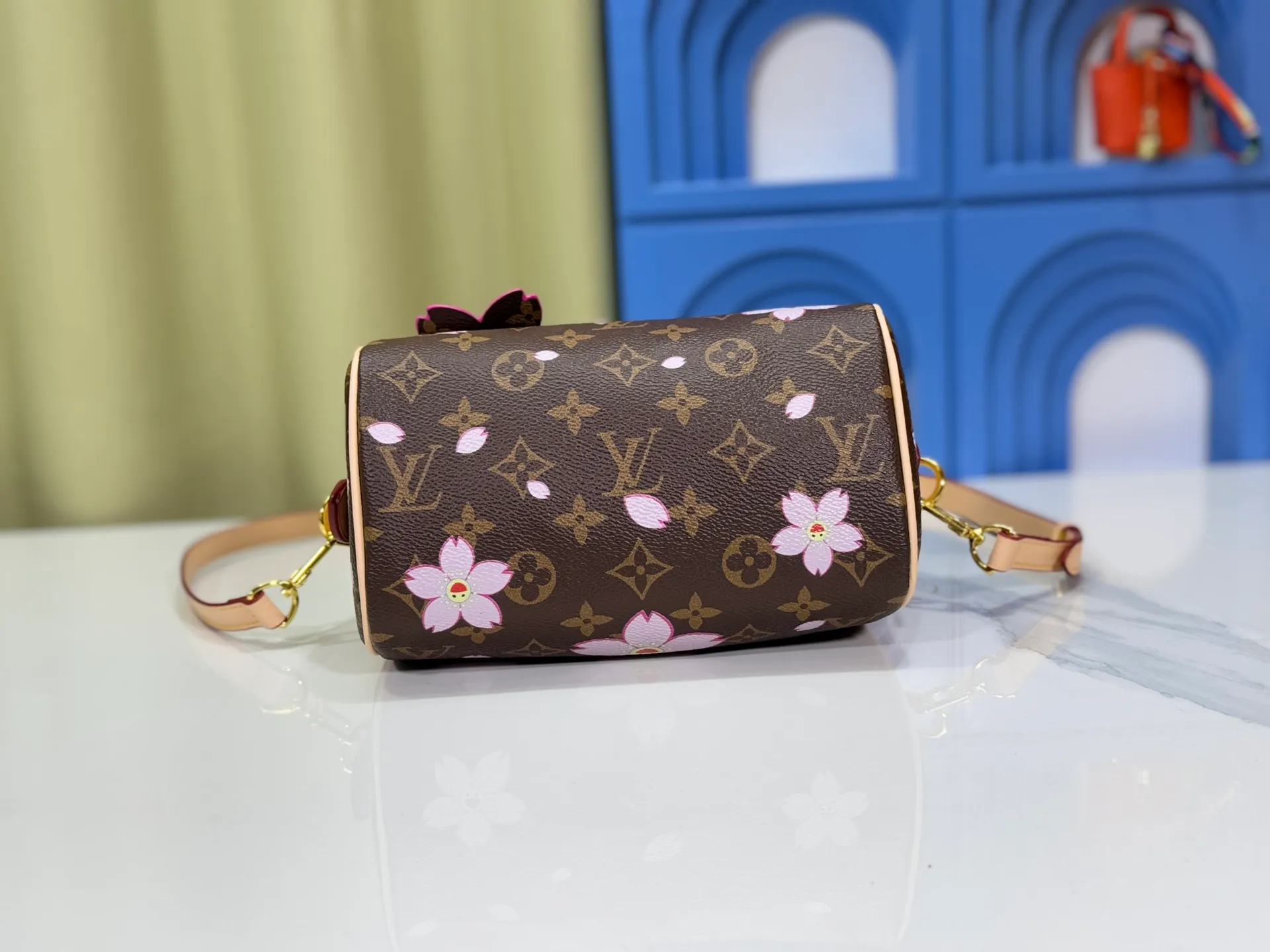 P240 Upgraded original M13805 M13257 M40390 M46234 lv Murakami Takashi co-branded cherry blossom 🌸NANOSPEEDY handbag This Nano Speedy handbag combines Monogram canvas and cow leather trim printing, with 33 colorful colors to interpret white tricolor and black tricolor. It has been launched in twelve pieces and is very popular around the world and is loved by celebrities and celebrities. 20 x 13 x 12 cm