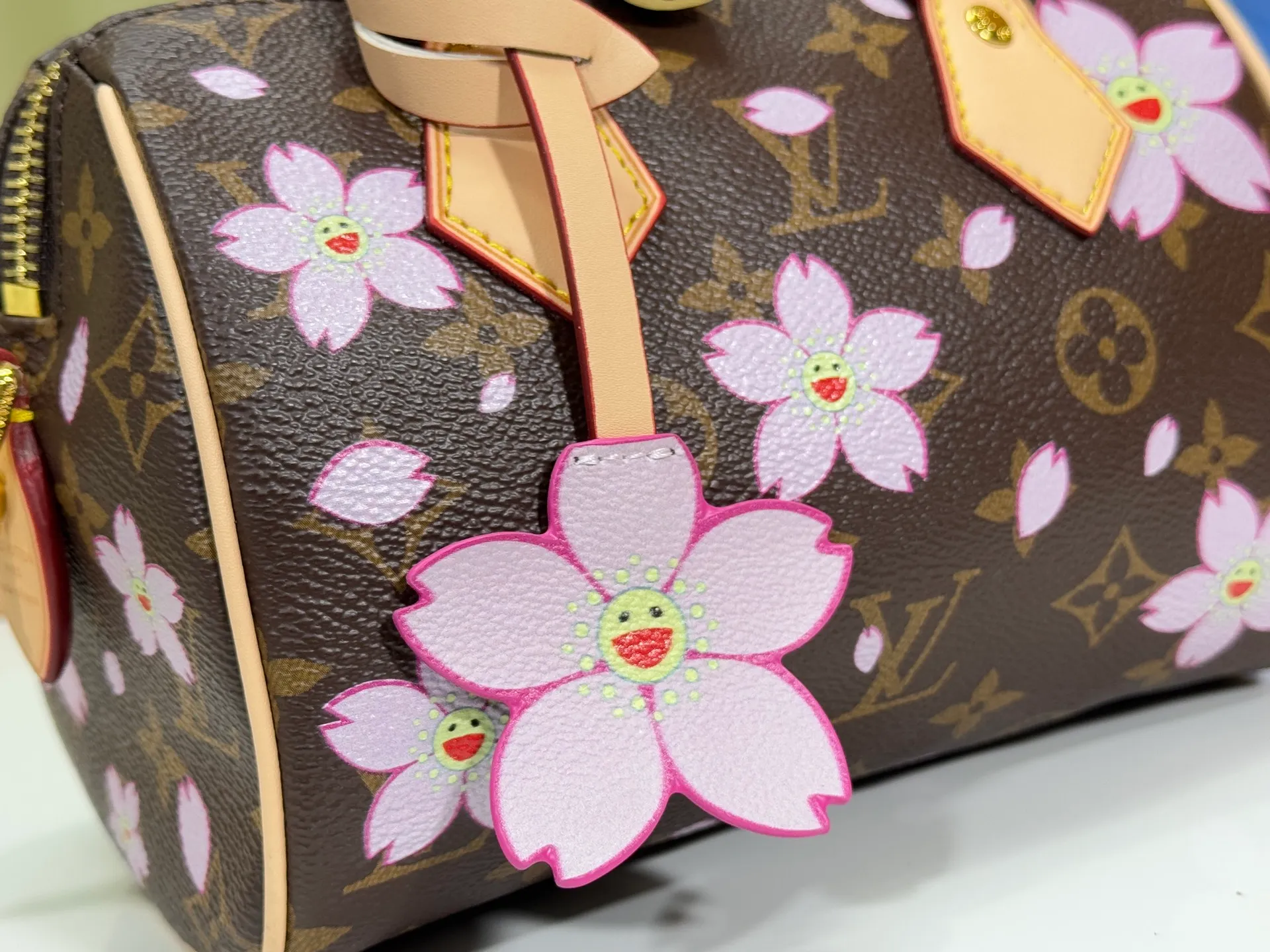 P240 Upgraded original M13805 M13257 M40390 M46234 lv Murakami Takashi co-branded cherry blossom 🌸NANOSPEEDY handbag This Nano Speedy handbag combines Monogram canvas and cow leather trim printing, with 33 colorful colors to interpret white tricolor and black tricolor. It has been launched in twelve pieces and is very popular around the world and is loved by celebrities and celebrities. 20 x 13 x 12 cm