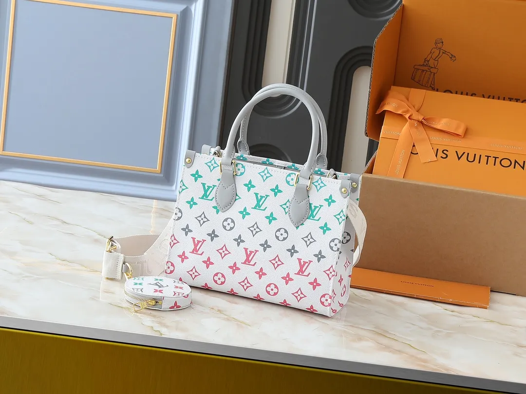 💰260💰Upgraded original version 🔥New style🔥M45659 M46373 M44571 This small OnTheGo handbag is made of Monogram and Monogram Reverse canvas, with the Monogram Giant pattern embellished on it. The Toron handle and the jacquard textured shoulder strap decorated with the brand's logo create a visual contrast, and the detachable coin bag is suitable for storing change or small items. It combines fashionable charm with various functions, making it a good daily companion. 25.0 x 19.0 x 11.5 cm (length x height x width)