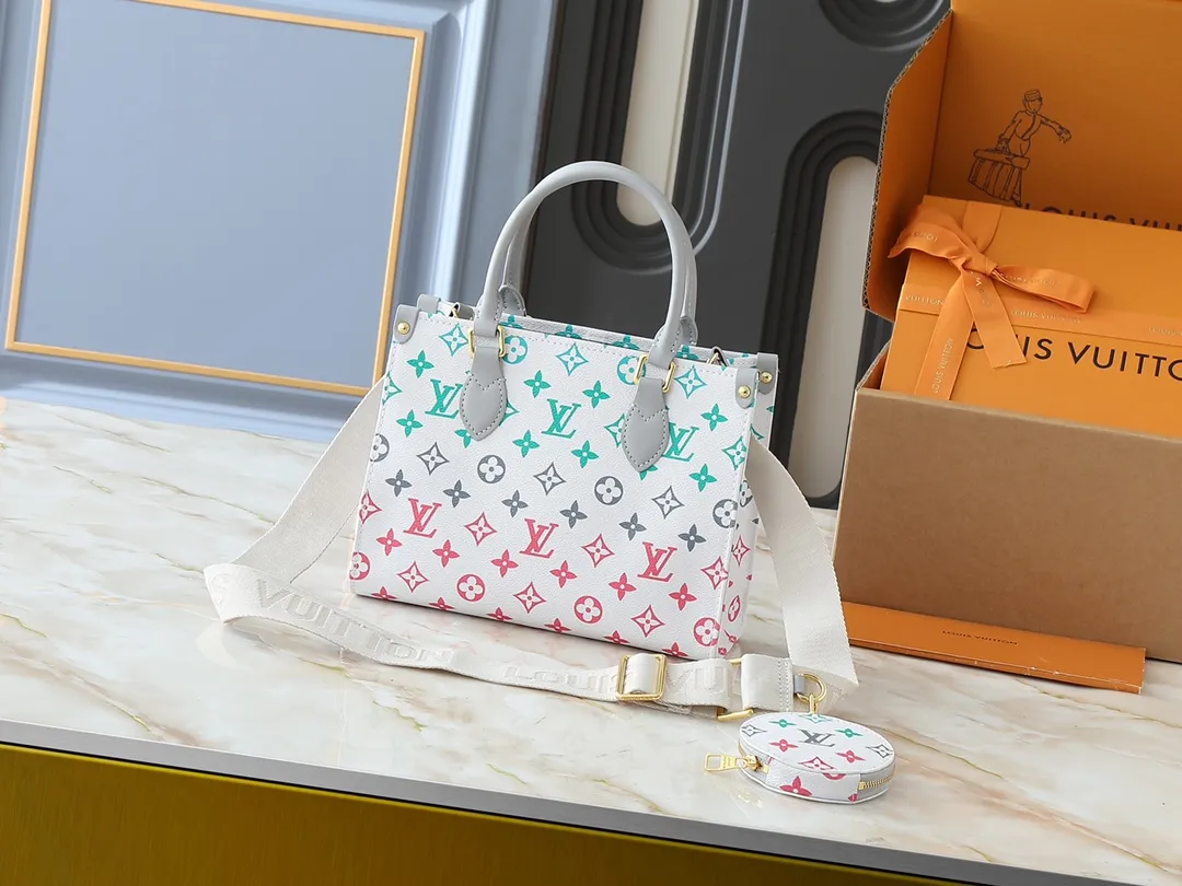💰260💰Upgraded original version 🔥New style🔥M45659 M46373 M44571 This small OnTheGo handbag is made of Monogram and Monogram Reverse canvas, with the Monogram Giant pattern embellished on it. The Toron handle and the jacquard textured shoulder strap decorated with the brand's logo create a visual contrast, and the detachable coin bag is suitable for storing change or small items. It combines fashionable charm with various functions, making it a good daily companion. 25.0 x 19.0 x 11.5 cm (length x height x width)