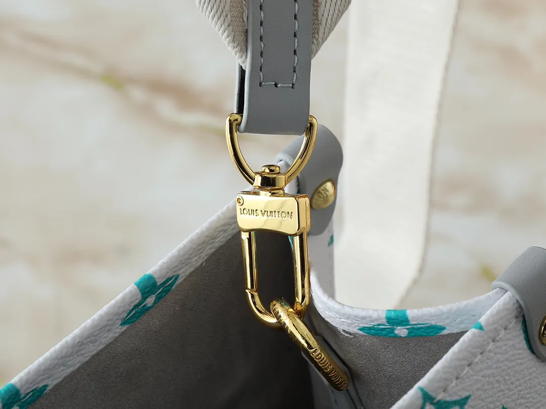 💰260💰Upgraded original version 🔥New style🔥M45659 M46373 M44571 This small OnTheGo handbag is made of Monogram and Monogram Reverse canvas, with the Monogram Giant pattern embellished on it. The Toron handle and the jacquard textured shoulder strap decorated with the brand's logo create a visual contrast, and the detachable coin bag is suitable for storing change or small items. It combines fashionable charm with various functions, making it a good daily companion. 25.0 x 19.0 x 11.5 cm (length x height x width)