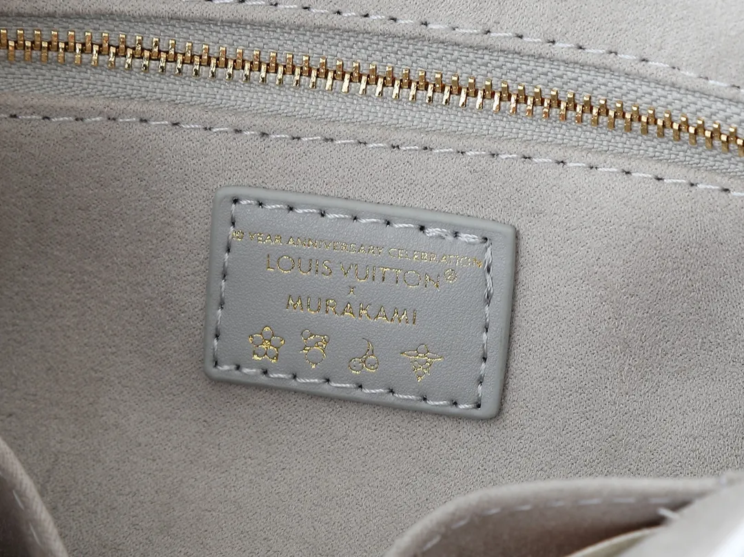 💰260💰Upgraded original version 🔥New style🔥M45659 M46373 M44571 This small OnTheGo handbag is made of Monogram and Monogram Reverse canvas, with the Monogram Giant pattern embellished on it. The Toron handle and the jacquard textured shoulder strap decorated with the brand's logo create a visual contrast, and the detachable coin bag is suitable for storing change or small items. It combines fashionable charm with various functions, making it a good daily companion. 25.0 x 19.0 x 11.5 cm (length x height x width)