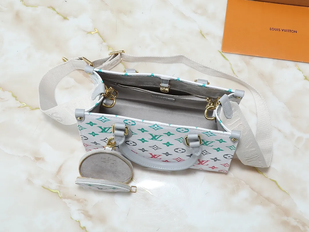 💰260💰Upgraded original version 🔥New style🔥M45659 M46373 M44571 This small OnTheGo handbag is made of Monogram and Monogram Reverse canvas, with the Monogram Giant pattern embellished on it. The Toron handle and the jacquard textured shoulder strap decorated with the brand's logo create a visual contrast, and the detachable coin bag is suitable for storing change or small items. It combines fashionable charm with various functions, making it a good daily companion. 25.0 x 19.0 x 11.5 cm (length x height x width)