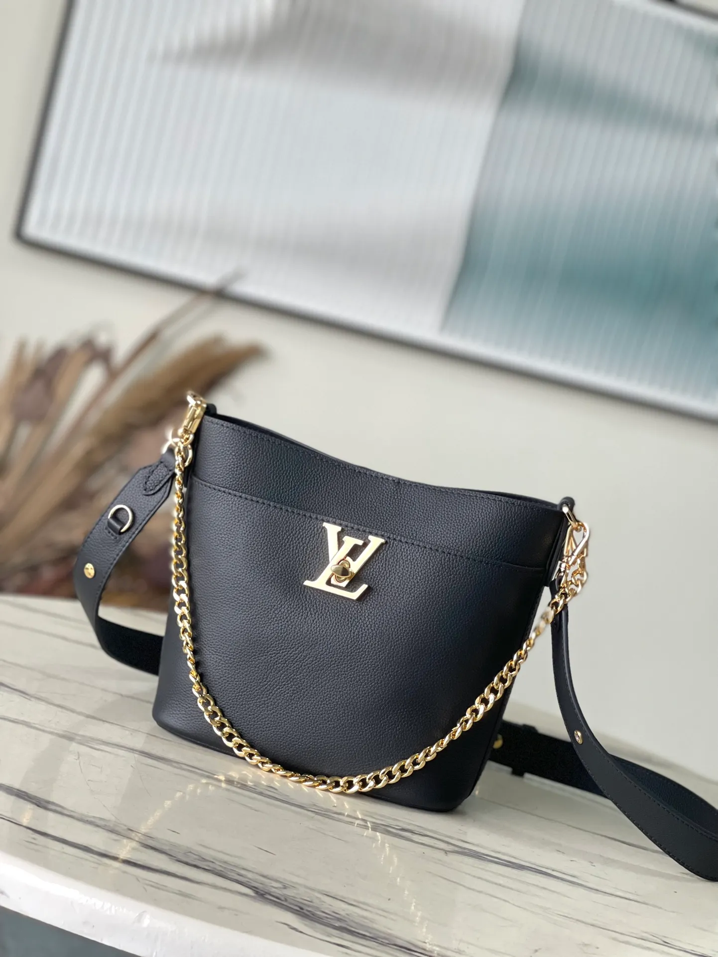 💰1000 (top layer leather) top original M24006 black Lock and Walk bucket bag is made of light and comfortable grained cow leather, calmly interpreting French style. The L twist lock opens the large front compartment for easy access to what you need on the go. The detachable shoulder strap and chain handle allow for a variety of carrying methods. Dimensions: 20 × 20.5 × 12 cm