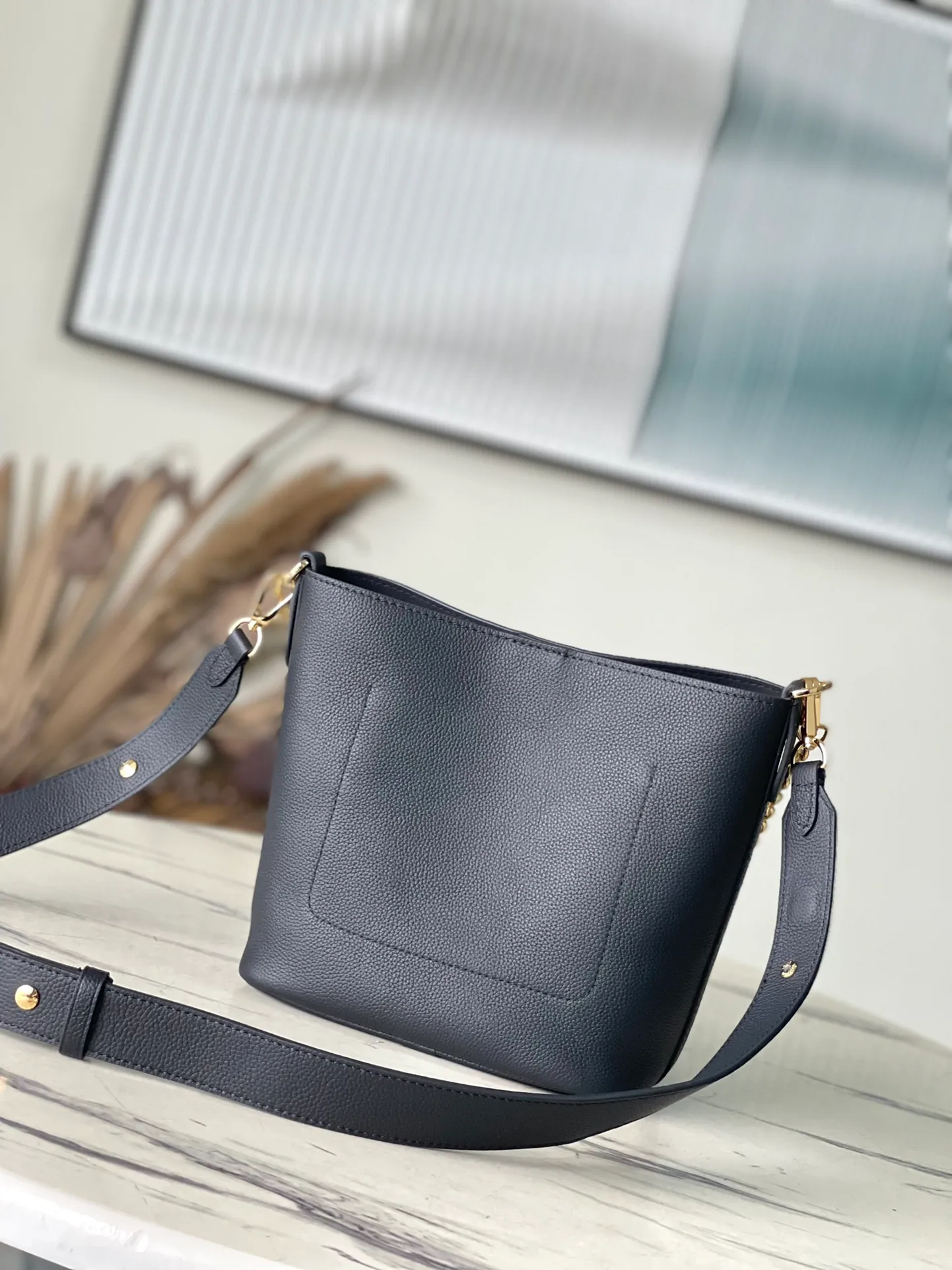 💰1000 (top layer leather) top original M24006 black Lock and Walk bucket bag is made of light and comfortable grained cow leather, calmly interpreting French style. The L twist lock opens the large front compartment for easy access to what you need on the go. The detachable shoulder strap and chain handle allow for a variety of carrying methods. Dimensions: 20 × 20.5 × 12 cm