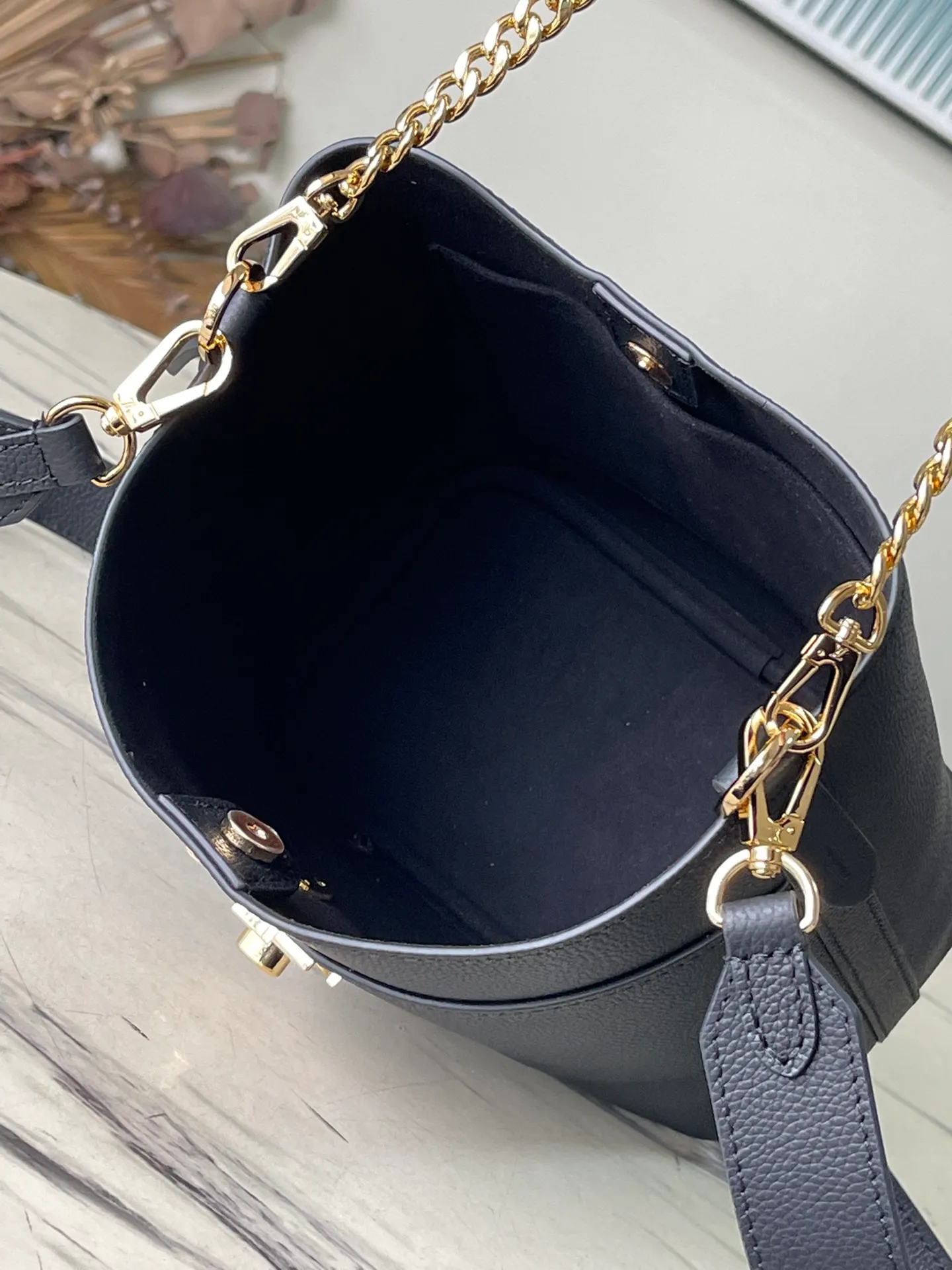 💰1000 (top layer leather) top original M24006 black Lock and Walk bucket bag is made of light and comfortable grained cow leather, calmly interpreting French style. The L twist lock opens the large front compartment for easy access to what you need on the go. The detachable shoulder strap and chain handle allow for a variety of carrying methods. Dimensions: 20 × 20.5 × 12 cm