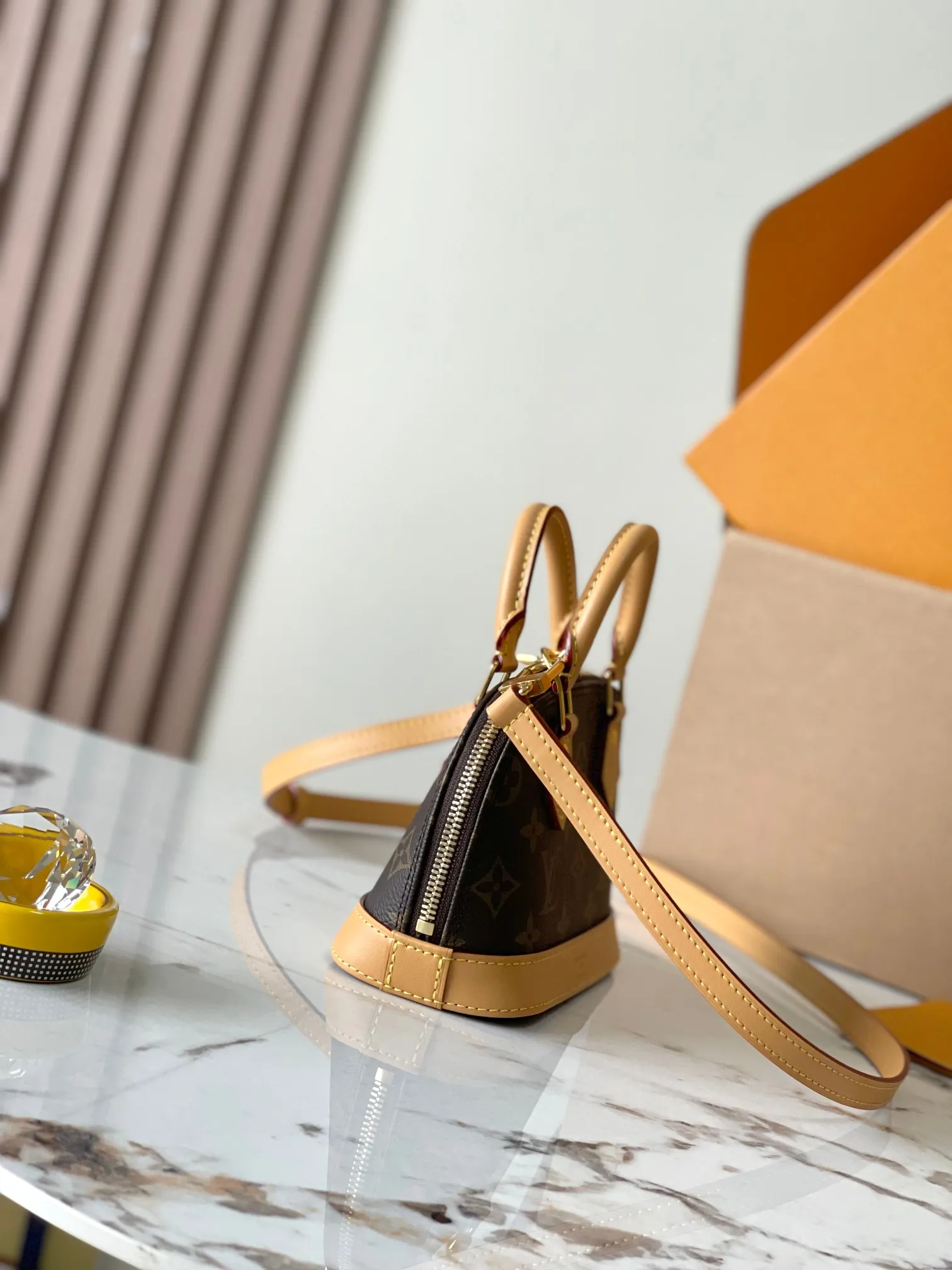 P1760 [Special grade MB original leather] New Nano Alma presbyopic handbag Model: M82717 chip version Material: A-grade all-steel hardware, imported original fabric Packaging: Full set of original duty-free MB packaging Size: 18*12*8CM