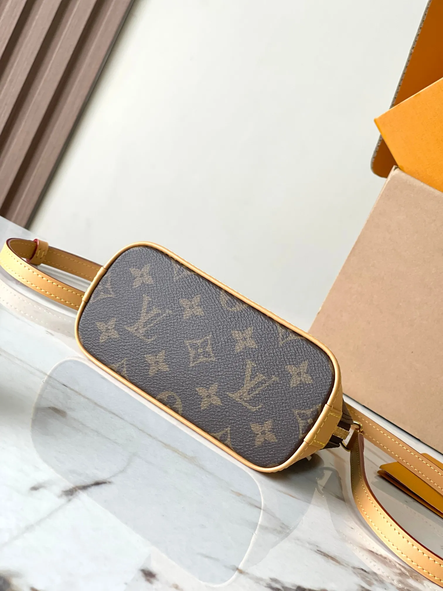 P1760 [Special grade MB original leather] New Nano Alma presbyopic handbag Model: M82717 chip version Material: A-grade all-steel hardware, imported original fabric Packaging: Full set of original duty-free MB packaging Size: 18*12*8CM
