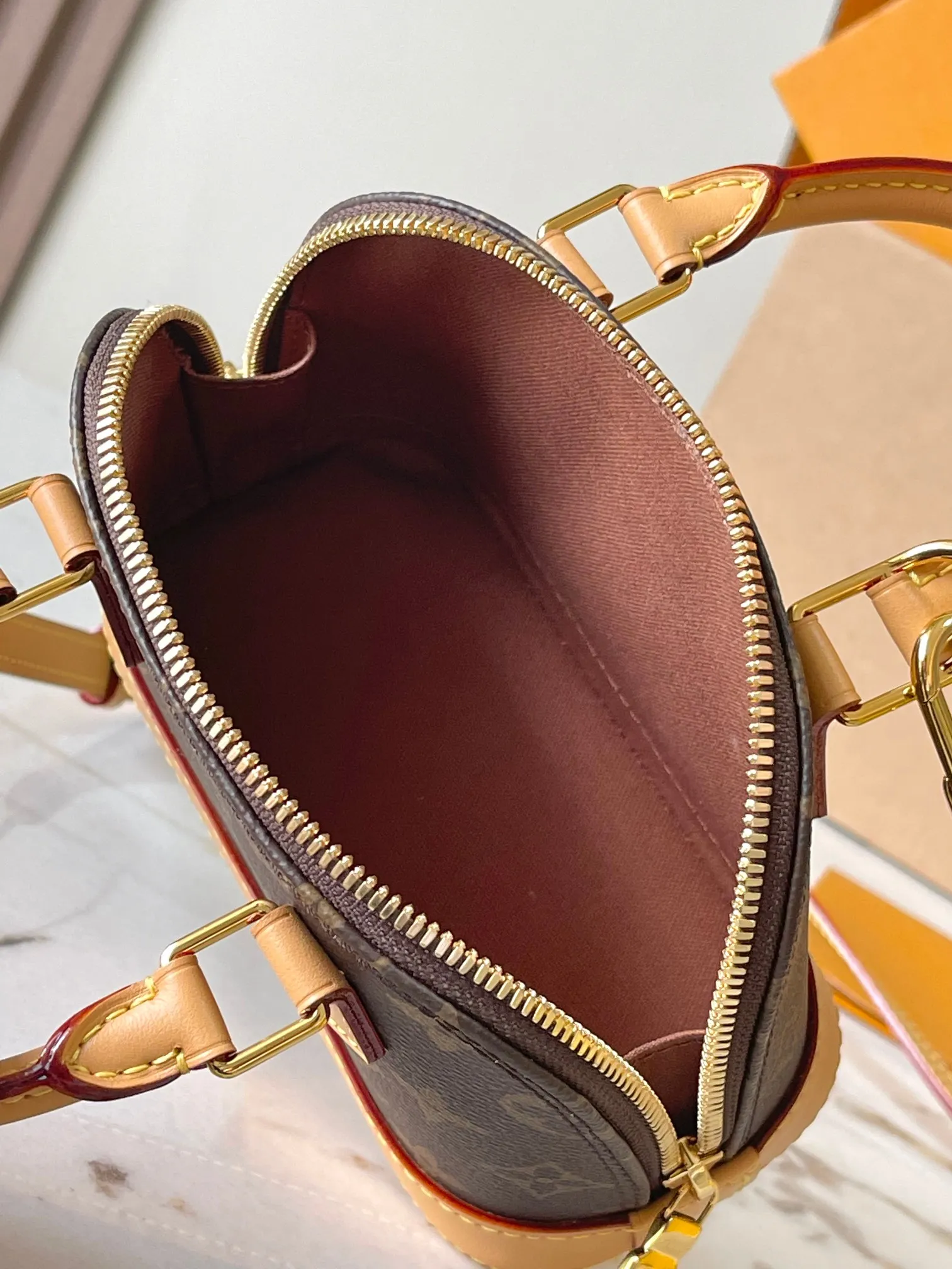 P1760 [Special grade MB original leather] New Nano Alma presbyopic handbag Model: M82717 chip version Material: A-grade all-steel hardware, imported original fabric Packaging: Full set of original duty-free MB packaging Size: 18*12*8CM
