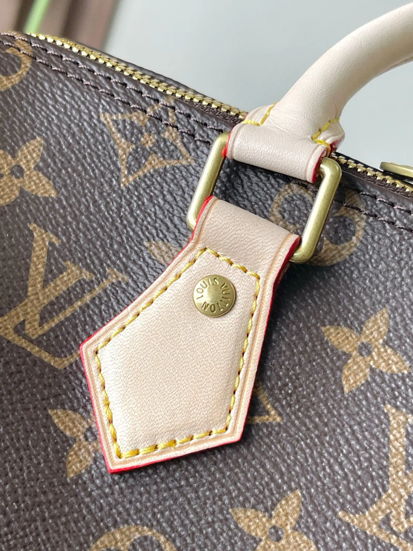 💰760 Top original model 41113 Flower Speedy series handbags were originally designed for travelers. The name pays tribute to the booming rapid transit system in the 1930s. This Speedy Bandoulière 25 handbag is made of Monogram canvas to reproduce the iconic structure, and continues the classic details with rolled leather handles, engraved padlock and detachable shoulder strap, making it an ideal choice for urban travel. 25x19x15cm