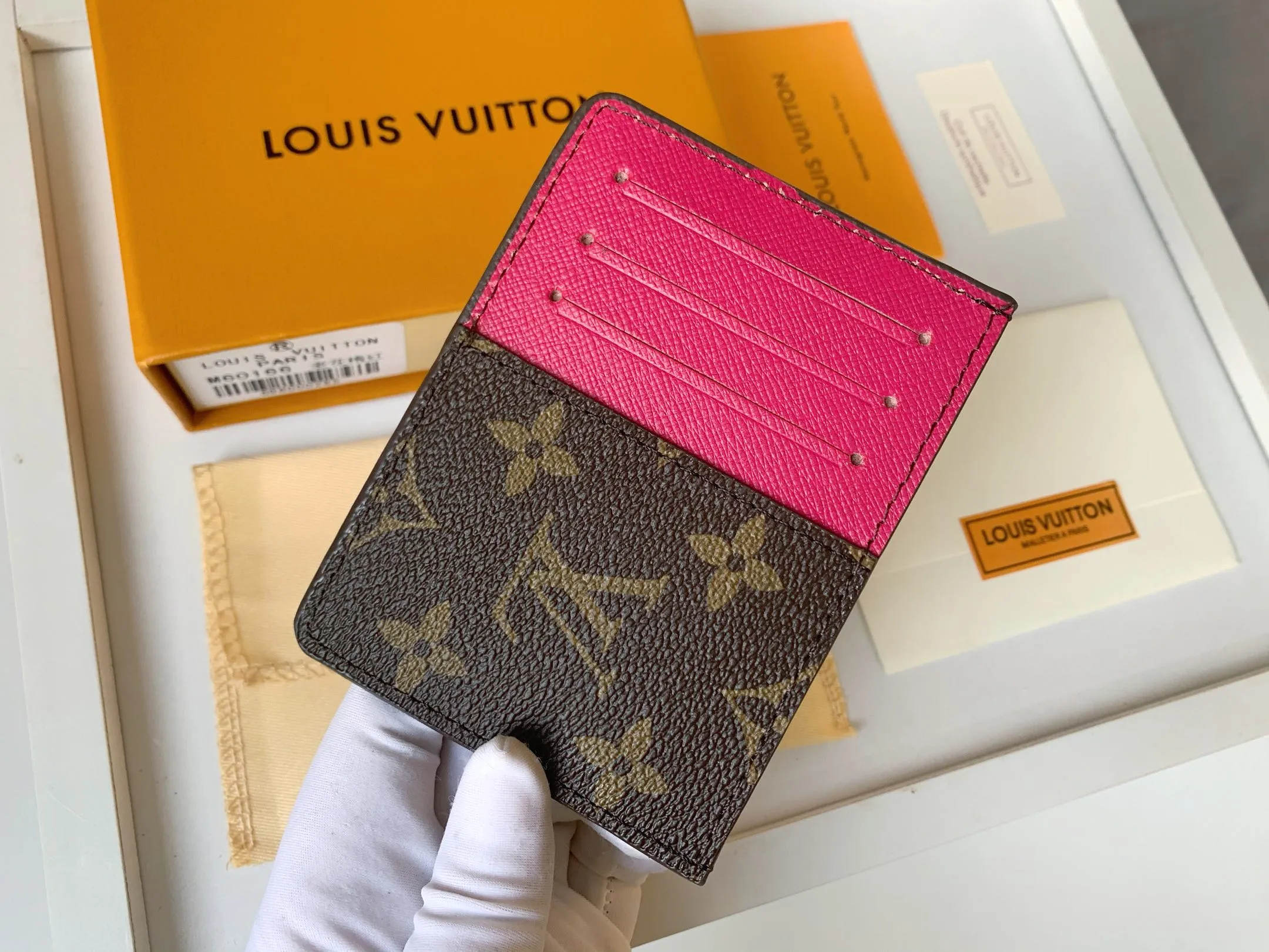 💰80 💎Card Holder Neo Card Holder made of Monogram Macassar canvas is the first choice for carrying important cards. Black leather trim makes the classic Louis Vuitton pattern even more eye-catching. Model: M60166. Size: 7.5*12