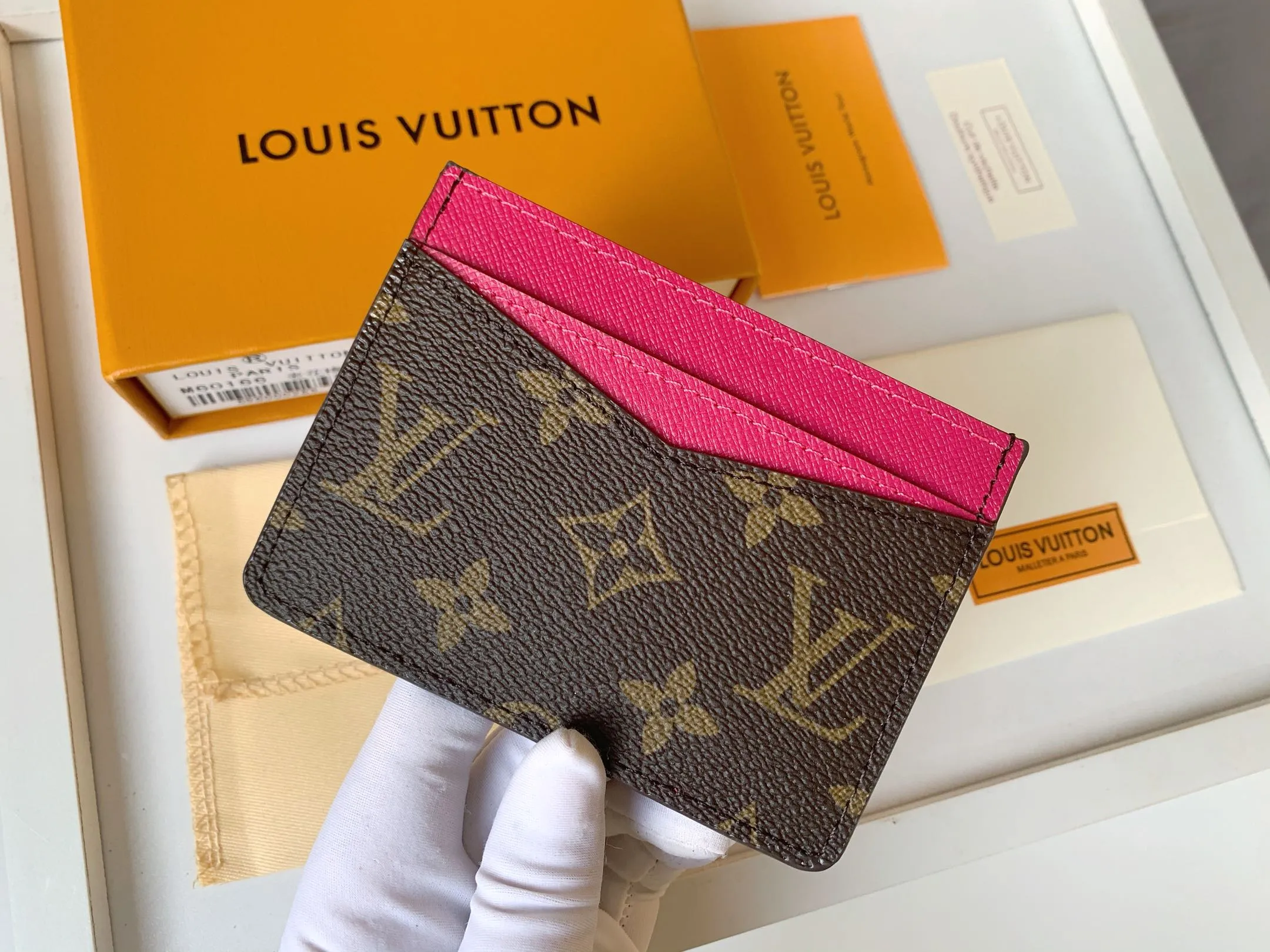 💰80 💎Card Holder Neo Card Holder made of Monogram Macassar canvas is the first choice for carrying important cards. Black leather trim makes the classic Louis Vuitton pattern even more eye-catching. Model: M60166. Size: 7.5*12