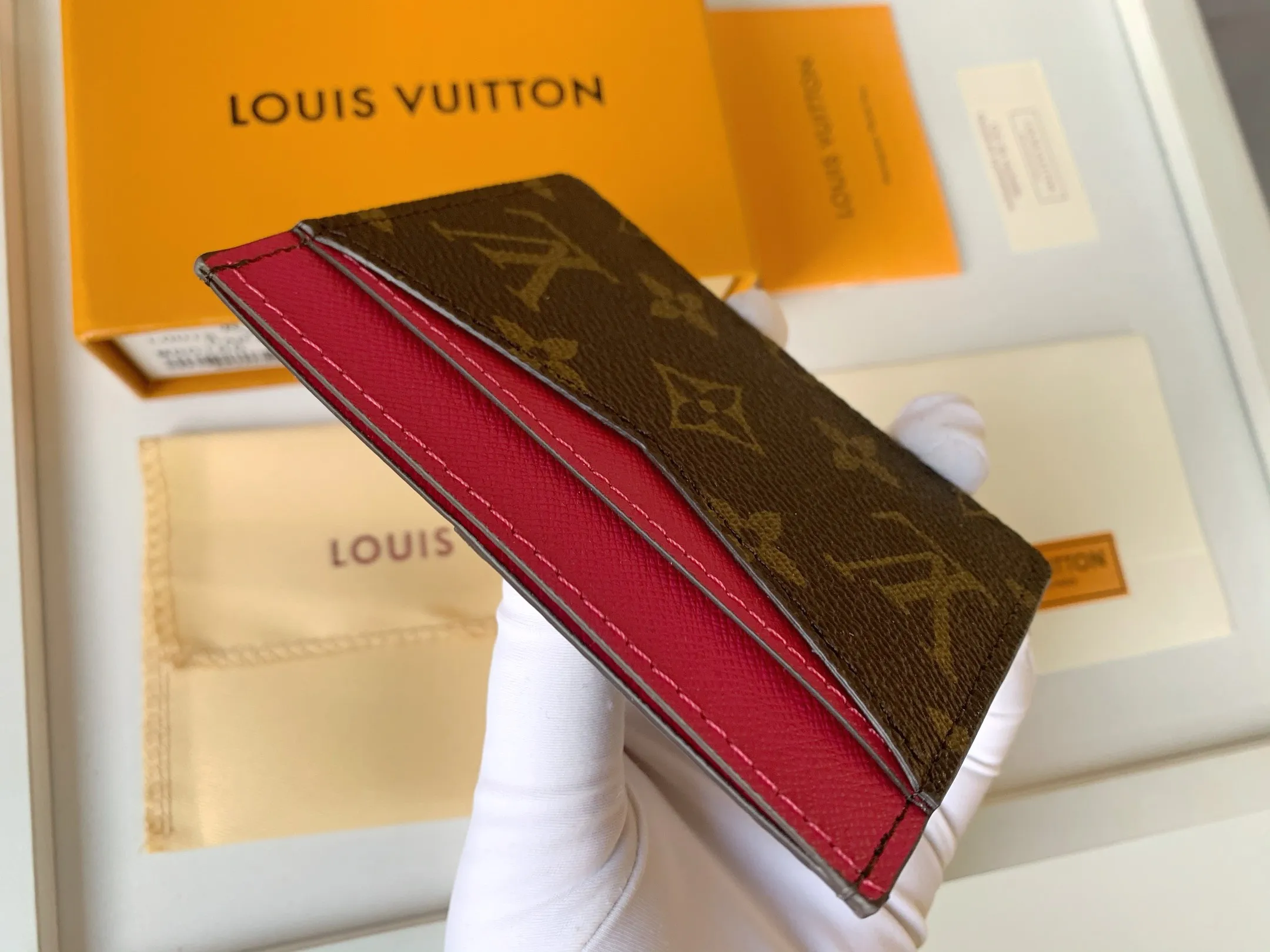💰80 💎Card Holder Neo Card Holder made of Monogram Macassar canvas is the first choice for carrying important cards. Black leather trim makes the classic Louis Vuitton pattern even more eye-catching. Model: M60166. Size: 7.5*12