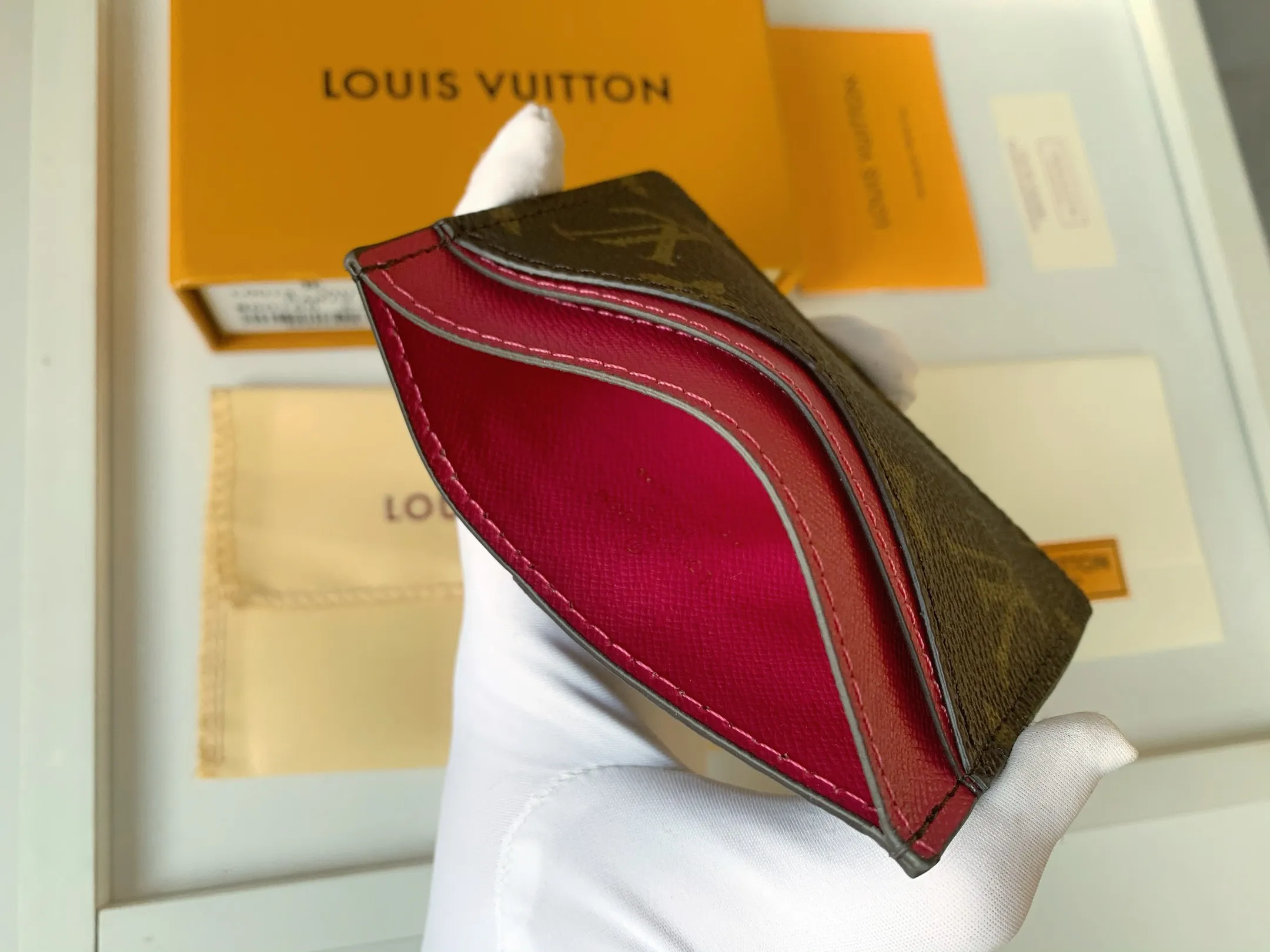 💰80 💎Card Holder Neo Card Holder made of Monogram Macassar canvas is the first choice for carrying important cards. Black leather trim makes the classic Louis Vuitton pattern even more eye-catching. Model: M60166. Size: 7.5*12