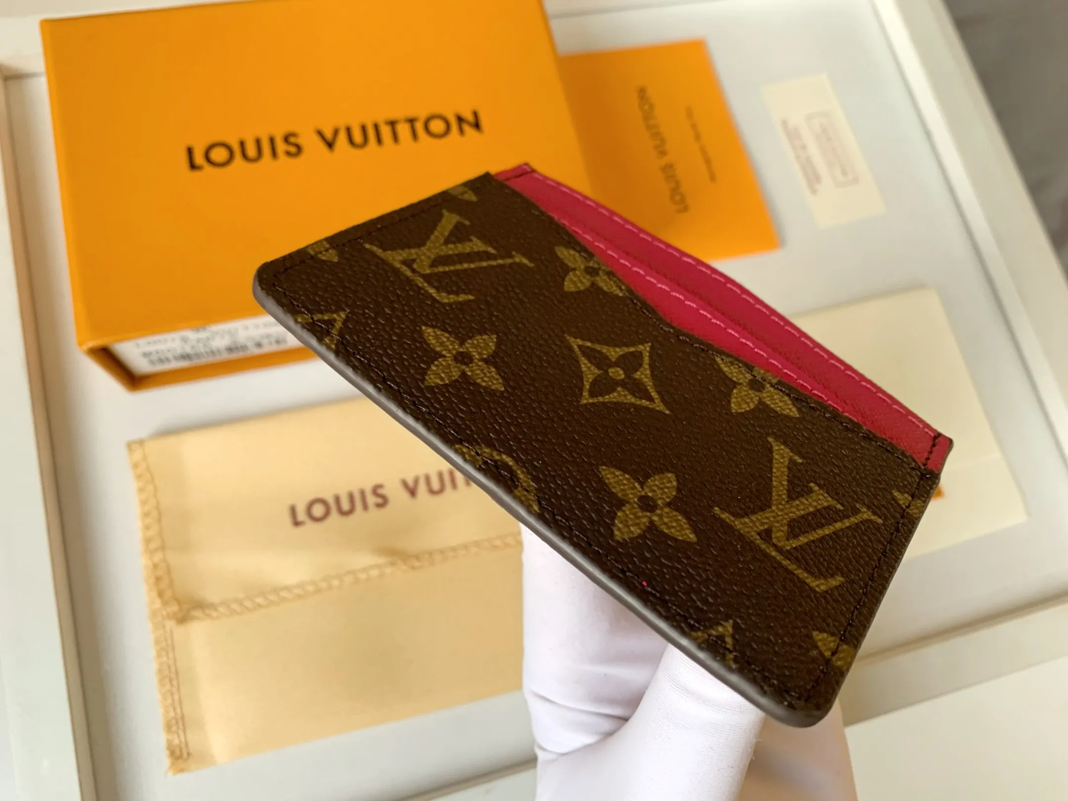 💰80 💎Card Holder Neo Card Holder made of Monogram Macassar canvas is the first choice for carrying important cards. Black leather trim makes the classic Louis Vuitton pattern even more eye-catching. Model: M60166. Size: 7.5*12