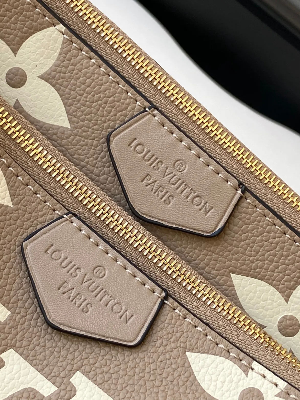 💰940 (top layer leather) top original single dynamic transcoding chip [three-piece mahjong bag] New full leather printing Highly practical in stock M22670 green M45777 black silk screen M80399 black embossed M80447 white embossed M45777 black silk screen M80447 white silk screen M45777 apricot embossed M45777 apricot silk screen M46093 color pink M46180 color blue [three-piece mahjong bag] New full leather printing Highly practical in stock M46569 off-white new version M45777 black silk screen M80399 black embossed M80447 white embossed M45777 black silk screen M80447 white silk screen M45777 apricot embossed M45777 apricot silk screen M46093 color pink. It is a must-have for celebrities and fashionable people. It has a very high appearance rate. It is not restricted by seasons. It is very suitable for matching clothes no matter what season. Carrying a three-piece mahjong bag will instantly transform you from an amateur to a fashion "blogger" who knows how to dress. Large: 23.5×13×4.5cm. Small: 18.5×11×4.5cm. 80%. A must-have for celebrities and fashionable people. It has a very high appearance rate. Not restricted by the season, it is very suitable for matching clothes no matter what season. Carrying a three-piece mahjong bag will instantly transform you from an amateur to a fashion "blogger" who knows how to dress 😎 Large: 23.5×13×4.5cm Small: 18.5×11×4.5cm 80%M It is a must-have for celebrities and fashionable people and has a very high appearance rate. Not restricted by the season, it is very suitable for matching clothes no matter what season. Carrying a three-piece mahjong bag on your back will instantly transform you from an amateur to a fashionable "blogger" who knows how to dress well 😎 Large: 23.5×13×4.5cm Small: 18.5×11×4.5cm 80%