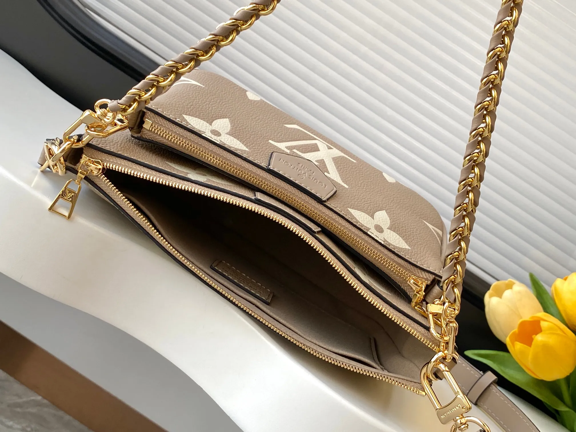 💰940 (top layer leather) top original single dynamic transcoding chip [three-piece mahjong bag] New full leather printing Highly practical in stock M22670 green M45777 black silk screen M80399 black embossed M80447 white embossed M45777 black silk screen M80447 white silk screen M45777 apricot embossed M45777 apricot silk screen M46093 color pink M46180 color blue [three-piece mahjong bag] New full leather printing Highly practical in stock M46569 off-white new version M45777 black silk screen M80399 black embossed M80447 white embossed M45777 black silk screen M80447 white silk screen M45777 apricot embossed M45777 apricot silk screen M46093 color pink. It is a must-have for celebrities and fashionable people. It has a very high appearance rate. It is not restricted by seasons. It is very suitable for matching clothes no matter what season. Carrying a three-piece mahjong bag will instantly transform you from an amateur to a fashion "blogger" who knows how to dress. Large: 23.5×13×4.5cm. Small: 18.5×11×4.5cm. 80%. A must-have for celebrities and fashionable people. It has a very high appearance rate. Not restricted by the season, it is very suitable for matching clothes no matter what season. Carrying a three-piece mahjong bag will instantly transform you from an amateur to a fashion "blogger" who knows how to dress 😎 Large: 23.5×13×4.5cm Small: 18.5×11×4.5cm 80%M It is a must-have for celebrities and fashionable people and has a very high appearance rate. Not restricted by the season, it is very suitable for matching clothes no matter what season. Carrying a three-piece mahjong bag on your back will instantly transform you from an amateur to a fashionable "blogger" who knows how to dress well 😎 Large: 23.5×13×4.5cm Small: 18.5×11×4.5cm 80%