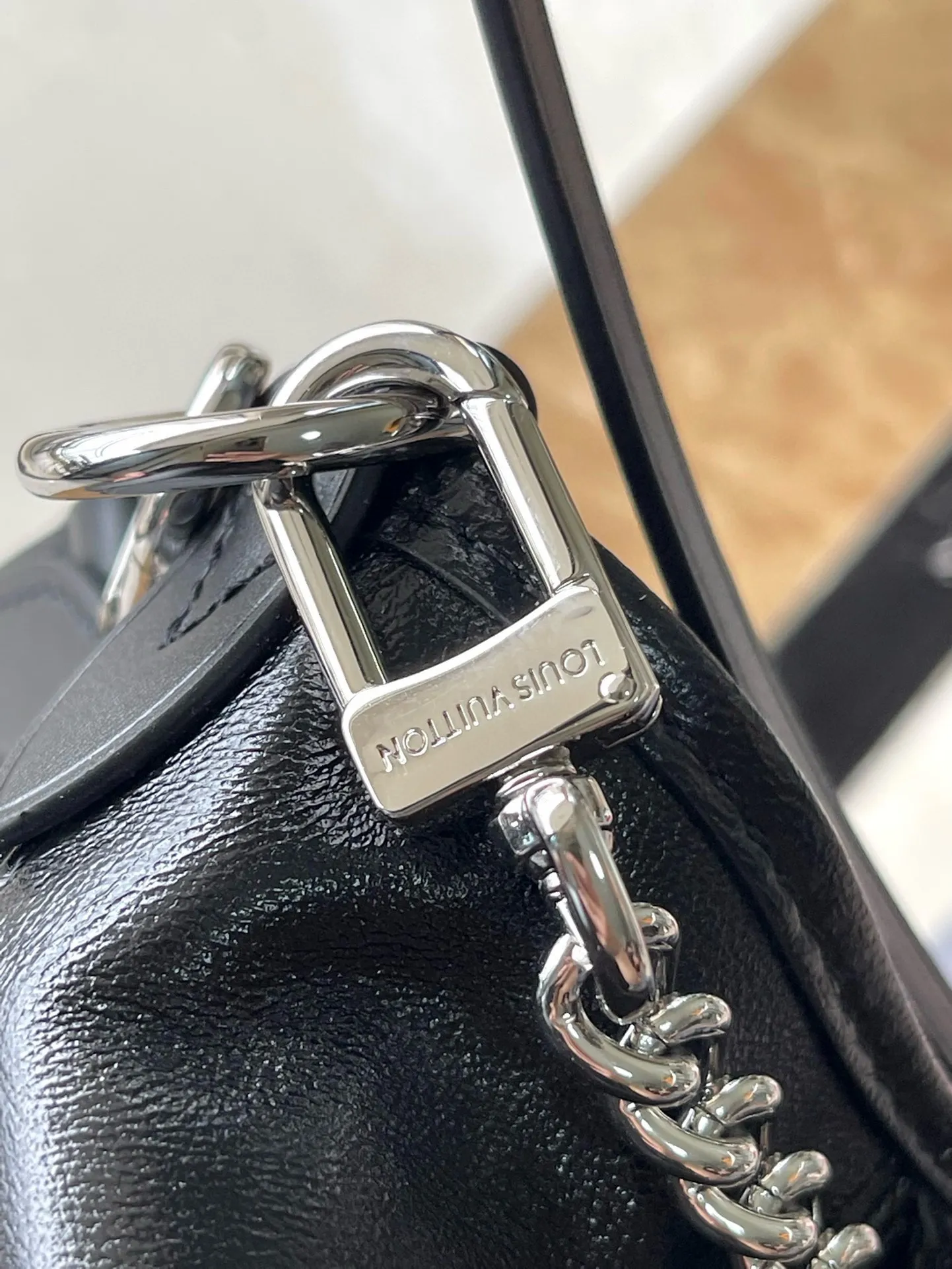 💰1160 (top-grain leather) top original order M24861 Small CarryAll Cargo small handbag is made of soft sheep leather to create a fashionable and lazy silhouette, adding eye-catching charm to the 2024 spring and summer show style. Polished metal pieces are complemented by a tactile, slightly wrinkled texture. Plenty of space can accommodate a variety of daily necessities, making it a great travel companion. 33.5x 23x 15cm
