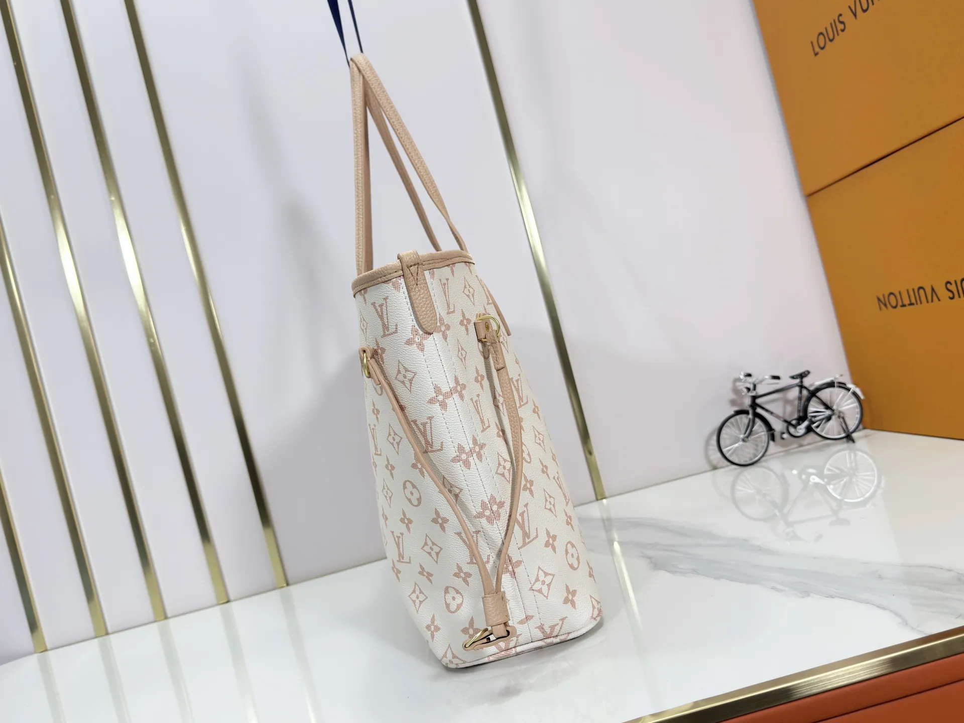 P260 Upgraded original version [Sac Neverfull Inside Out MM] M12061 M25665 M40995 White Flower Sand Dune (double-sided) This reversible Neverfull Inside Out MM bag is an ideal companion for office days and weekend vacations. Sublimated with a gold metallic finish, it's crafted from Monogram Dune canvas on one side and smooth hazel leather on the back. Designed to carry a laptop and other daily essentials, this roomy model features laces and hooks on the sides for adjusting the opening. Removable zippered pouch allows you to store small items.  Dimensions: 31x28x14 cm