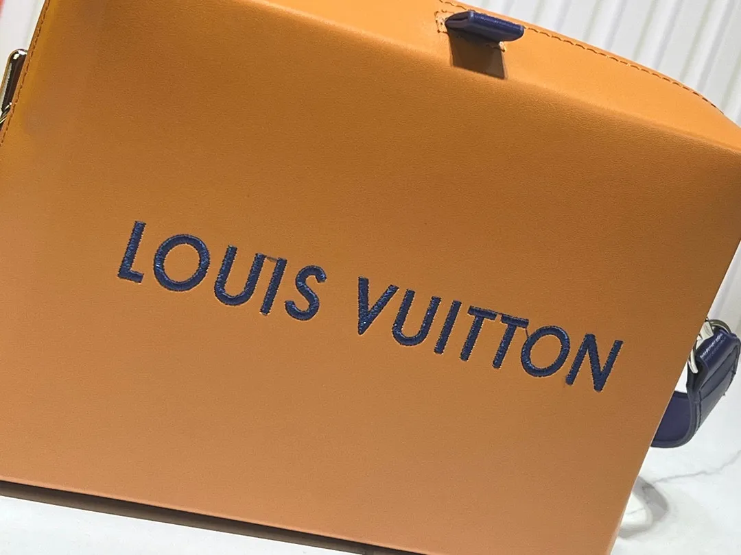 Batch 260💰Upgraded original M24455 This Shopper medium handbag draws inspiration from Louis Vuitton shopping bags, with the words Louis Vuitton and Maison Fondée En 1854 written on soft cow leather. It is equipped with a top handle and a detachable shoulder strap. Dimensions: 23.0x16.5x7.0 cm (length x height x width)