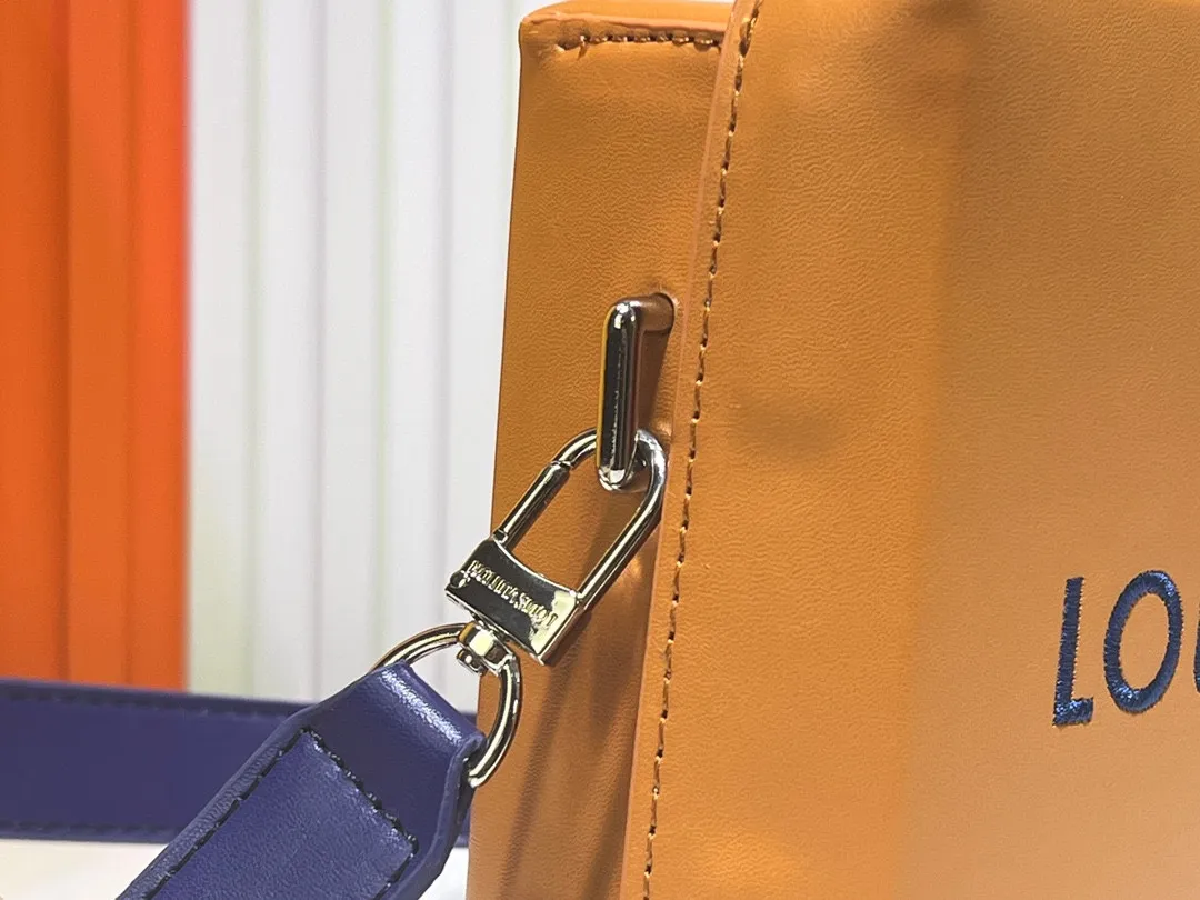 Batch 260💰Upgraded original M24455 This Shopper medium handbag draws inspiration from Louis Vuitton shopping bags, with the words Louis Vuitton and Maison Fondée En 1854 written on soft cow leather. It is equipped with a top handle and a detachable shoulder strap. Dimensions: 23.0x16.5x7.0 cm (length x height x width)