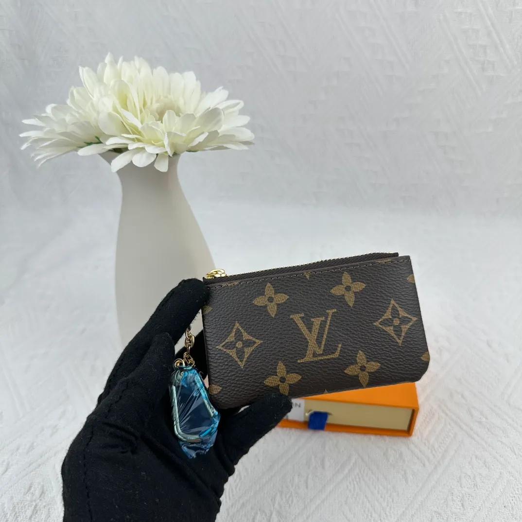 P64 M62650 This key bag is made of Monogram Empreinte leather. The zipper design can securely store keys, coins, cards, lipstick and other personal items. It can also be fixed to the D-ring in a handbag, belt or Louis Vuitton handbag. It is elegant and practical. Size: 12*7*1.5cm