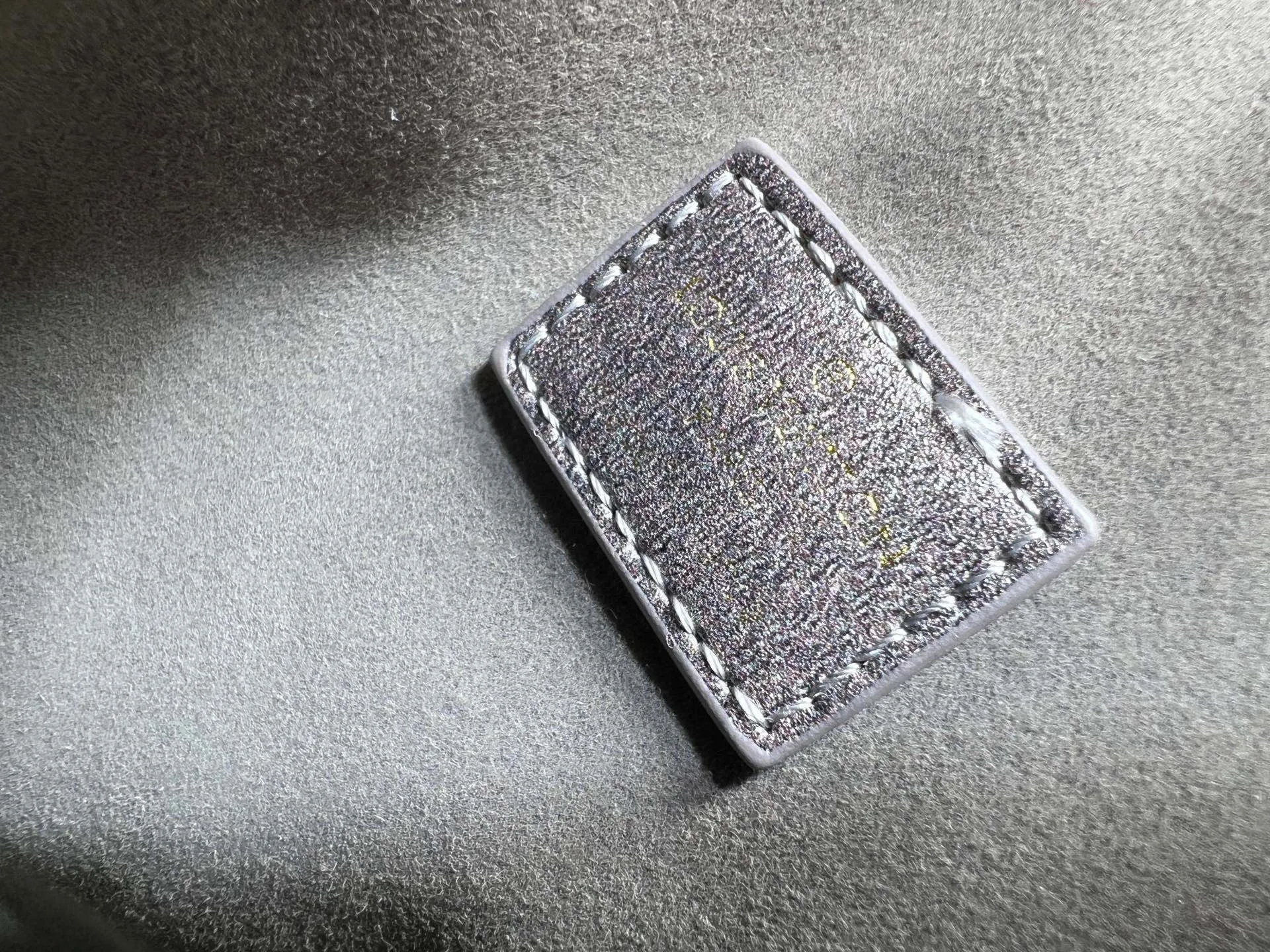 Batch 300💰M15225 M22853 Speedy Bandoulière 30 Handbag A refreshed piece of Louis Vuitton's classic Speedy series, it is crafted from gray embossed leather and is engraved with the brand's iconic Monogram pattern, fully demonstrating the brand's heritage in the texture. Equipped with golden metal accessories, it has a delicate handle and an adjustable shoulder strap, so it can be carried elegantly by hand or worn casually across the body. Built-in detachable coin purse blends practicality and design. From daily commuting to leisure travel, it combines classic bag shapes with modern materials to interpret the balance of French elegance and pragmatism. It is a fashionable item that highlights your individual taste. Dimensions: 30x18x17 cm