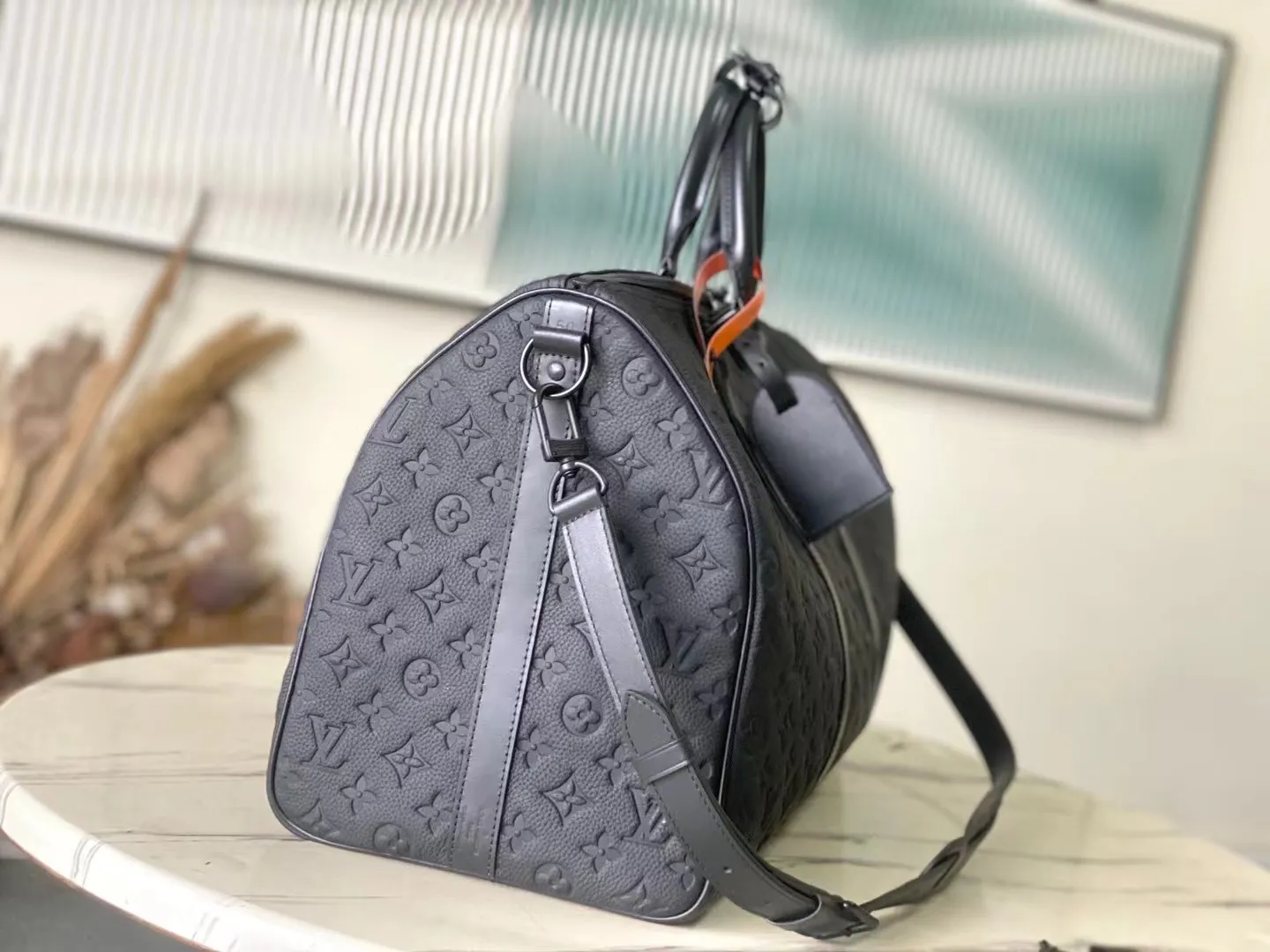 💰1400 (top-grain leather) Top-quality original order M59025 This Keepall travel bag is made of fine cow leather embossed with the Monogram pattern, renewing the brand's classics while witnessing the ingenious craftsmanship. Cabin luggage is sized to easily accommodate short trips. Iconic appearance and high-end materials make it a sophisticated choice. Dimensions: 29 x 23 x 50 cm