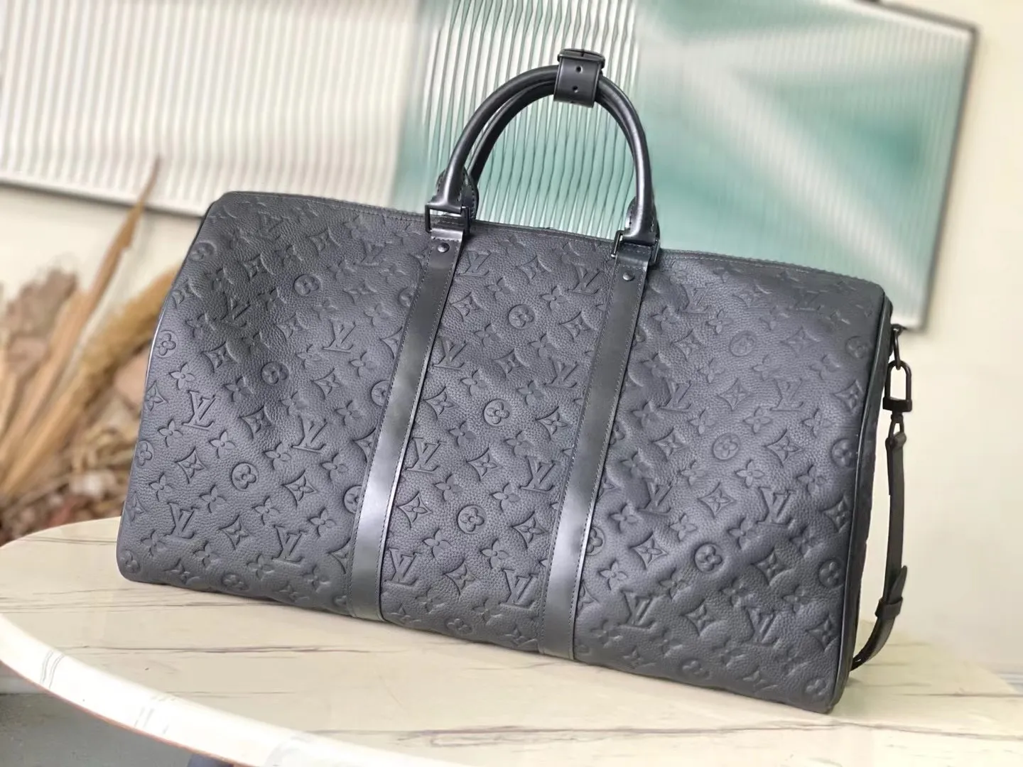 💰1400 (top-grain leather) Top-quality original order M59025 This Keepall travel bag is made of fine cow leather embossed with the Monogram pattern, renewing the brand's classics while witnessing the ingenious craftsmanship. Cabin luggage is sized to easily accommodate short trips. Iconic appearance and high-end materials make it a sophisticated choice. Dimensions: 29 x 23 x 50 cm