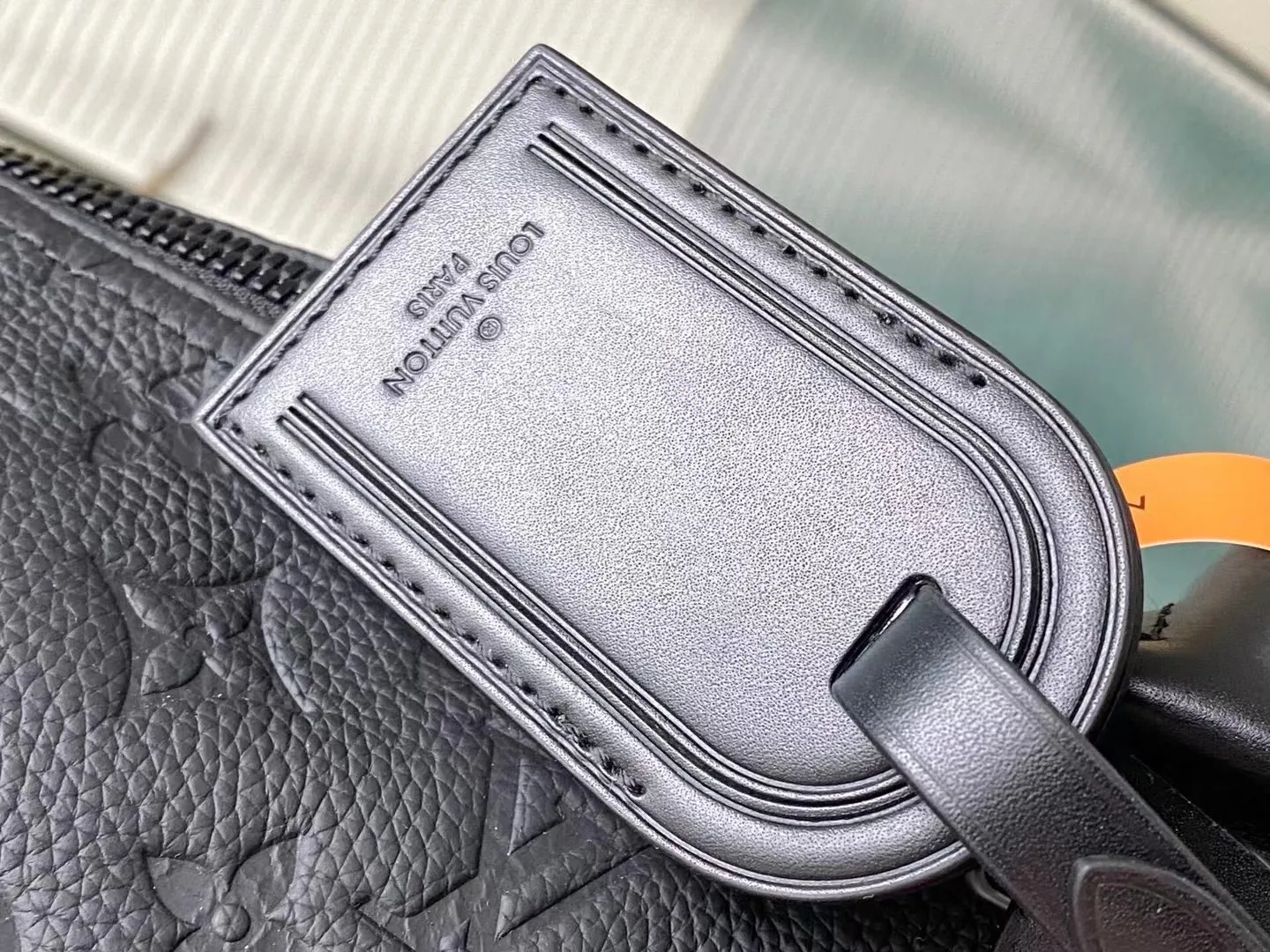 💰1400 (top-grain leather) Top-quality original order M59025 This Keepall travel bag is made of fine cow leather embossed with the Monogram pattern, renewing the brand's classics while witnessing the ingenious craftsmanship. Cabin luggage is sized to easily accommodate short trips. Iconic appearance and high-end materials make it a sophisticated choice. Dimensions: 29 x 23 x 50 cm