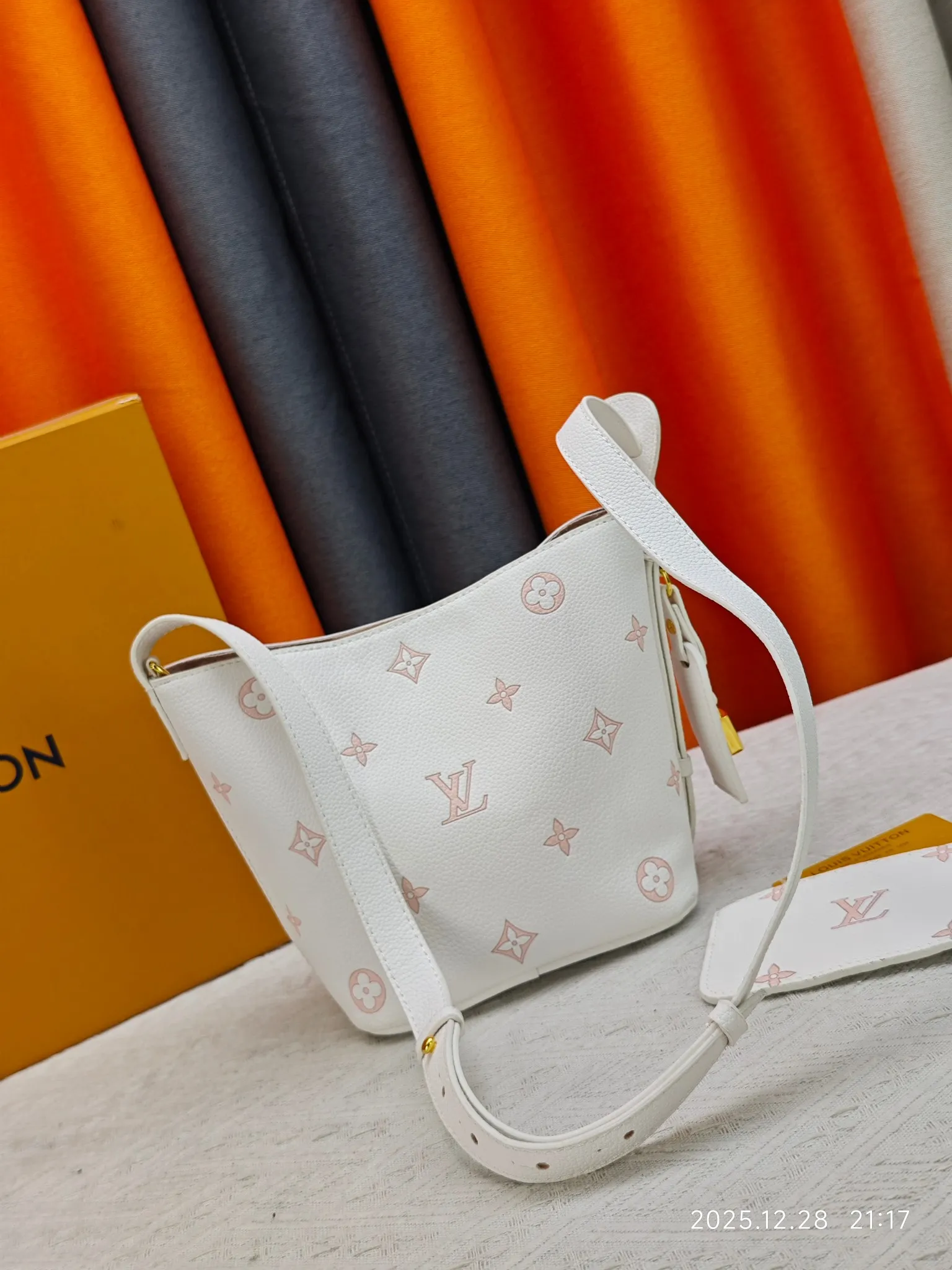 P220 upgraded original M27529 M12925 M12926 M13480 M13044 M14356 M13045 M13089 This All In BB handbag is made of Monogram canvas with shiny metal parts, and the iconic pendant and nameplate highlight the classic style. The adjustable shoulder strap continues the brand's trunk-making heritage, and the leather shoulder strap adds cross-body and shoulder carry options. The foldable design enables the silhouette to be retracted and retracted freely, providing ample space for daily use. 16.0 x 18.0 x 12.0 cm (length x height x width)
