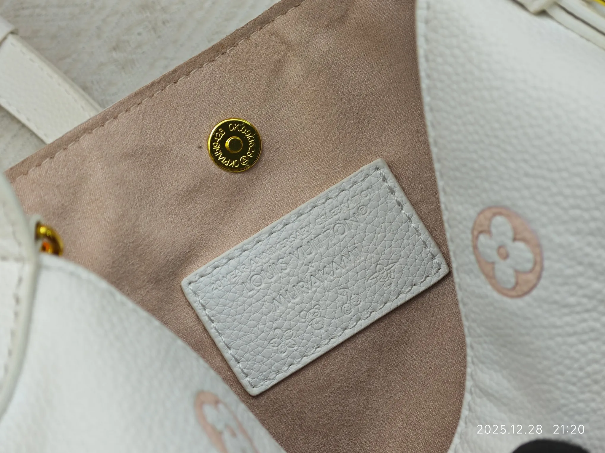 P220 upgraded original M27529 M12925 M12926 M13480 M13044 M14356 M13045 M13089 This All In BB handbag is made of Monogram canvas with shiny metal parts, and the iconic pendant and nameplate highlight the classic style. The adjustable shoulder strap continues the brand's trunk-making heritage, and the leather shoulder strap adds cross-body and shoulder carry options. The foldable design enables the silhouette to be retracted and retracted freely, providing ample space for daily use. 16.0 x 18.0 x 12.0 cm (length x height x width)