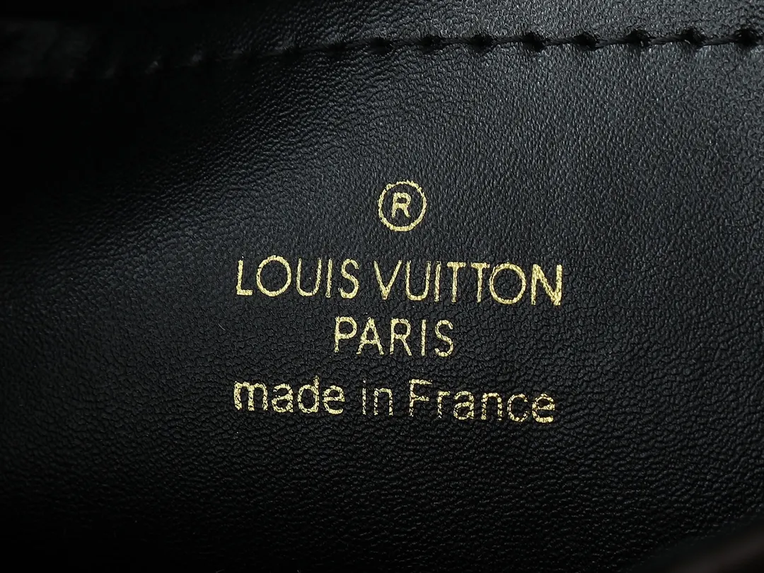 💰260💰Upgraded from the original M46199 M46201 M46200 M46127 M46126 This Marceau chain bag is made of Monogram Empreinte embossed leather, with a plain leather flap and soft leather lining. The signature S-lock clasp and chain add to the elegance, and there's room for a large wallet and iPhone Pro Max. Dimensions:24.5x15x6.5