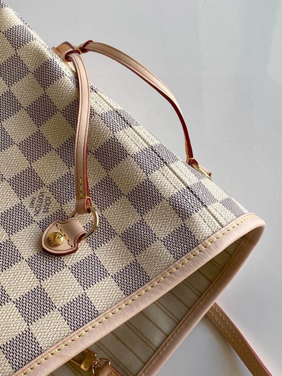 💰760 (Medium Steel Nail) Top Original N41361 NEVERFULL Medium Handbag The legendary Neverfull handbag: always able to meet your various needs for handbags. It has a large capacity but is not bulky. It is stiff and soft to the touch, making it suitable for home and travel. Tighten the side ties and it instantly transforms into a stylish urban handbag. Loosen the straps and it transforms into a chic and practical handbag. The slender leather handle can be carried over the shoulder or between the arms. The model shown here is made of Damier Azur canvas. Detailed Features 31 x 28 x 14 cm (Length x Height x Width) Bag interior redesigned with vintage details inspired by the Louis Vuitton archives - Fabric-lined interior pocket Removable zip clutch with matching interior Natural cowhide leather trim Shiny gold-tone brass hardware Handles: Double handle