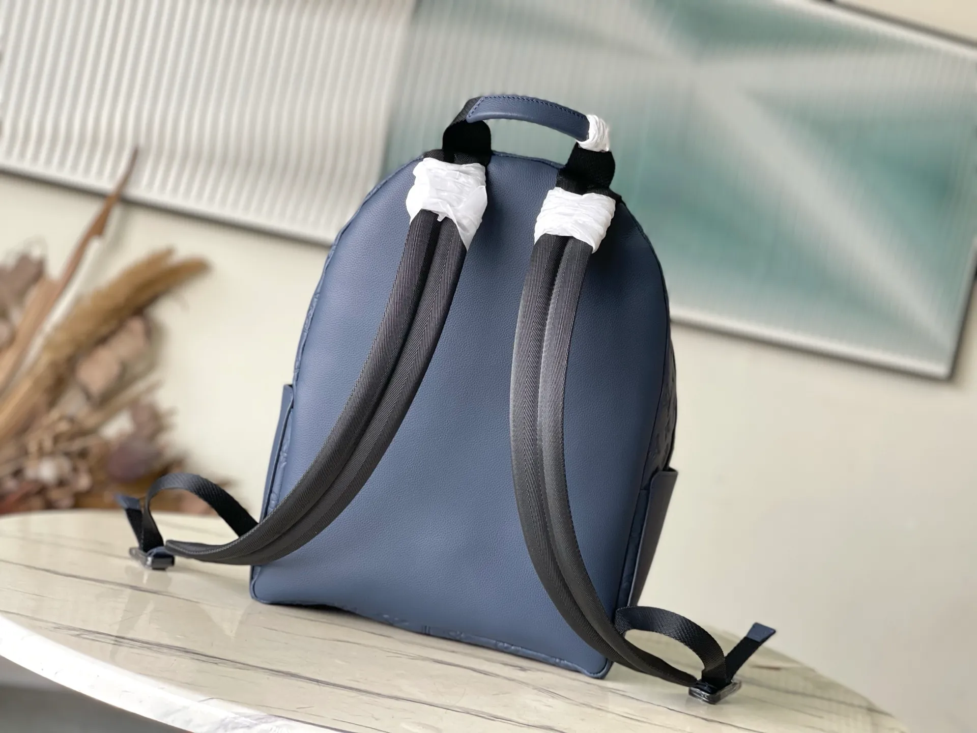 💰1140 (Blue) Top-Grade Leather Top Original M14884 Full Leather This Discovery backpack is made of Monogram embossed cow leather to create a soft and close-fitting structure, supplemented by the calm atmosphere of metal parts. The outer bag makes it easy to access and store accompanying items, while the inner bag allows for orderly storage. Dimensions: 29 x 38 x 20 cm
