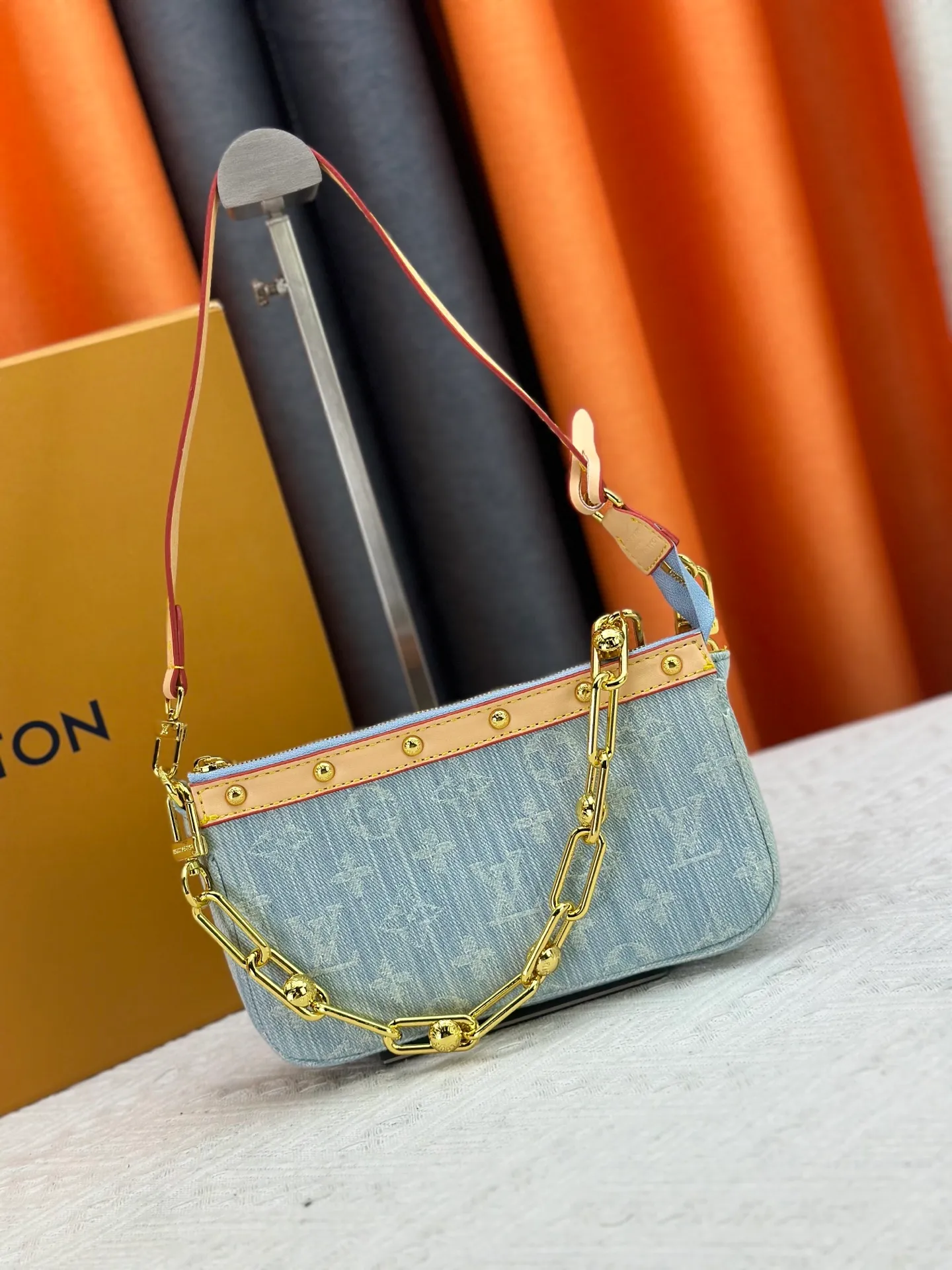 P230 M13404 Denim Denim This Pochette Accessoires handbag is made of coated canvas and uses colorful Monogram patterns to interpret the smart style of the Louis Vuitton x Murakami cross-border collaboration series. Calf leather trim and dazzling hardware add to the sophisticated details, while the detachable shoulder strap and chain provide flexible carry. Size: 22x13x4cm