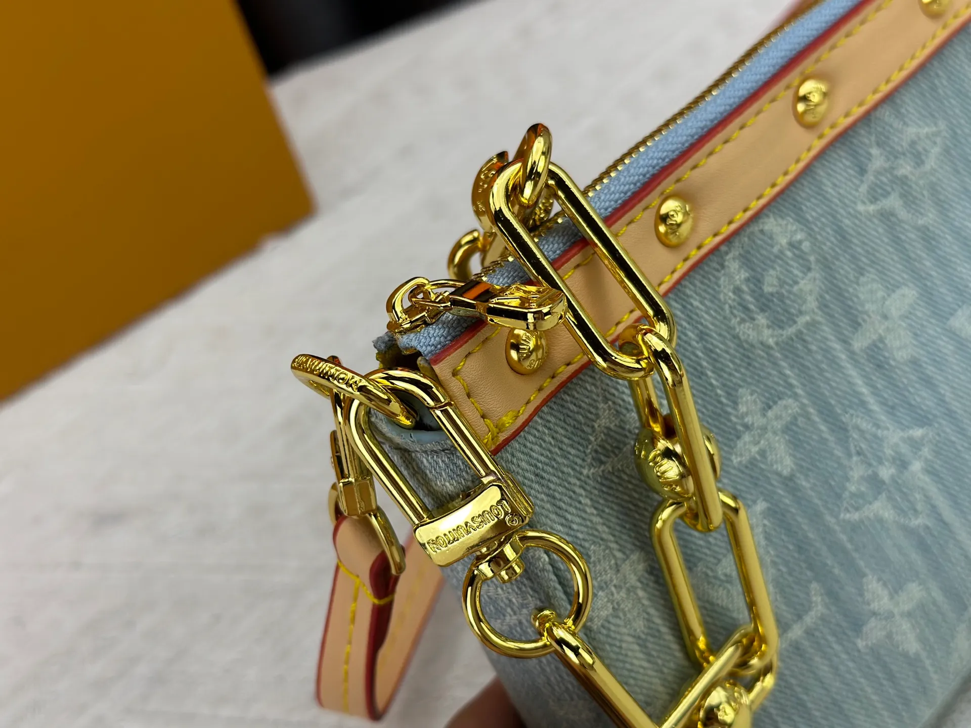 P230 M13404 Denim Denim This Pochette Accessoires handbag is made of coated canvas and uses colorful Monogram patterns to interpret the smart style of the Louis Vuitton x Murakami cross-border collaboration series. Calf leather trim and dazzling hardware add to the sophisticated details, while the detachable shoulder strap and chain provide flexible carry. Size: 22x13x4cm