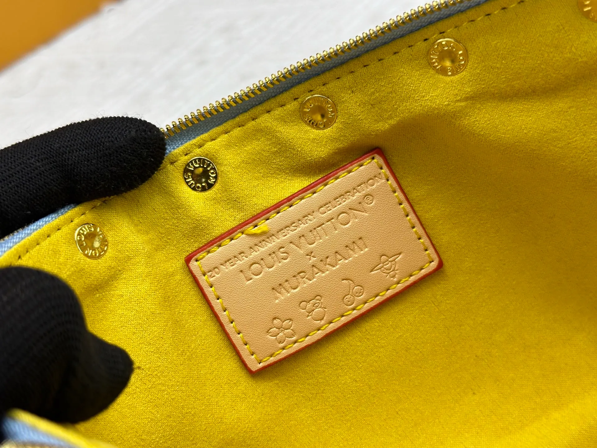 P230 M13404 Denim Denim This Pochette Accessoires handbag is made of coated canvas and uses colorful Monogram patterns to interpret the smart style of the Louis Vuitton x Murakami cross-border collaboration series. Calf leather trim and dazzling hardware add to the sophisticated details, while the detachable shoulder strap and chain provide flexible carry. Size: 22x13x4cm