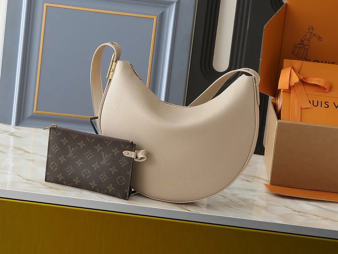 💰280💰Upgraded from the original M14417 M14642 M14635 Louis Vuitton launches the Low Key Cookie medium handbag, highlighting the brand's heritage and exquisite craftsmanship with its elegant design. The soft cow leather will develop a unique color over time, and the distressed metal padlock and removable Monogram storage bag are rich details, allowing you to switch to multiple carrying methods at will. Dimensions: 32.0 x 26.0 x 5.0 cm (length x height x width)