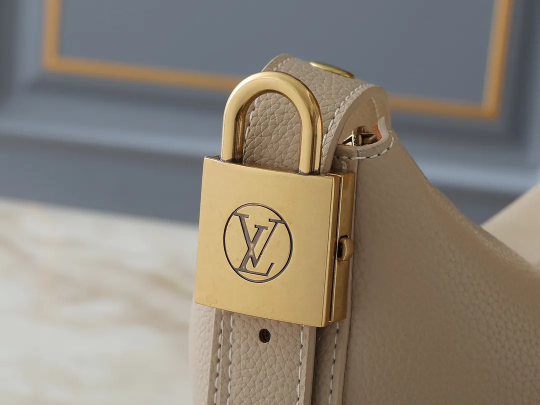 💰280💰Upgraded from the original M14417 M14642 M14635 Louis Vuitton launches the Low Key Cookie medium handbag, highlighting the brand's heritage and exquisite craftsmanship with its elegant design. The soft cow leather will develop a unique color over time, and the distressed metal padlock and removable Monogram storage bag are rich details, allowing you to switch to multiple carrying methods at will. Dimensions: 32.0 x 26.0 x 5.0 cm (length x height x width)